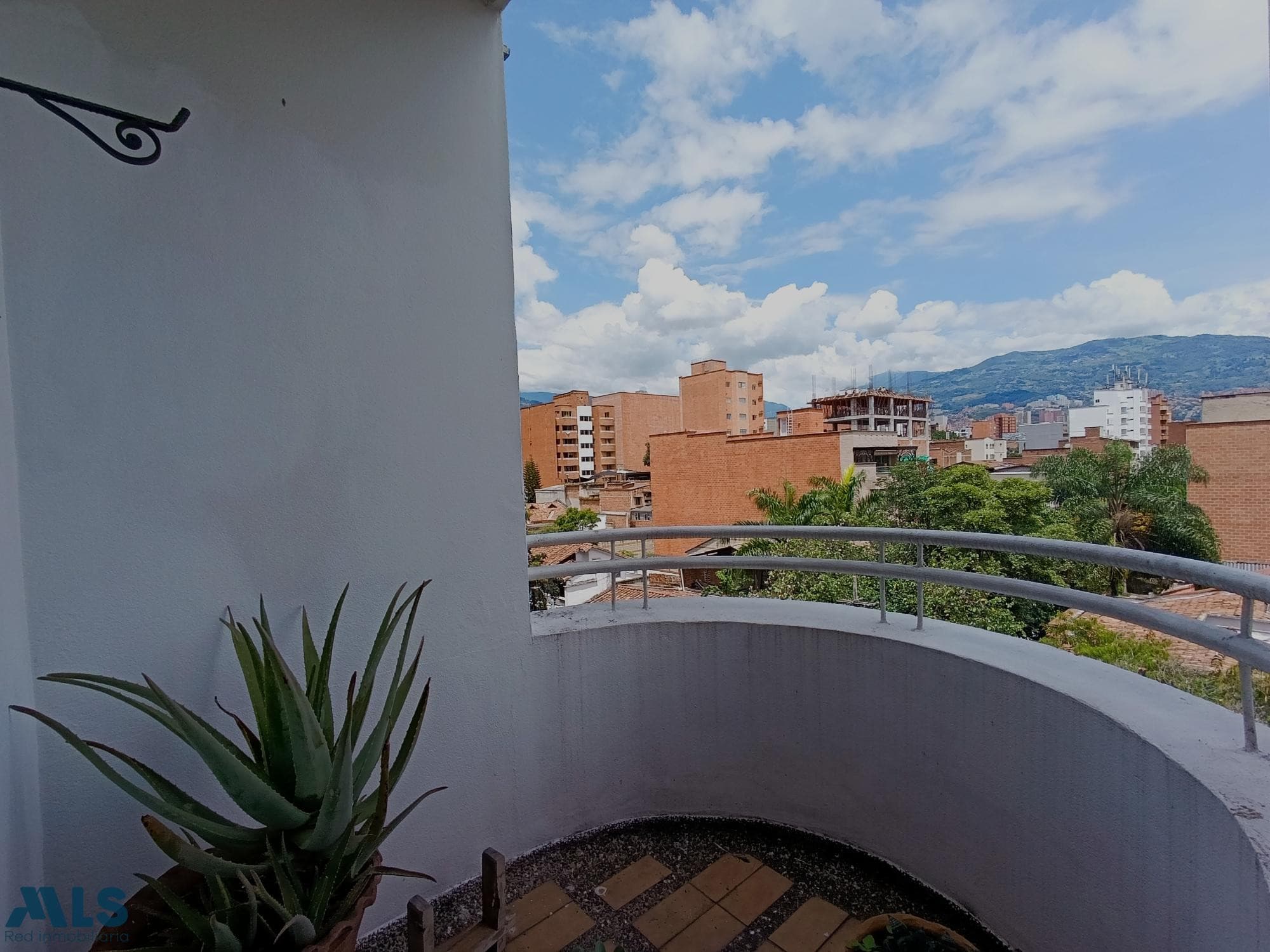 Apartamento en venta en La Castellana, Laureles, Medellín — foto 1 de 12