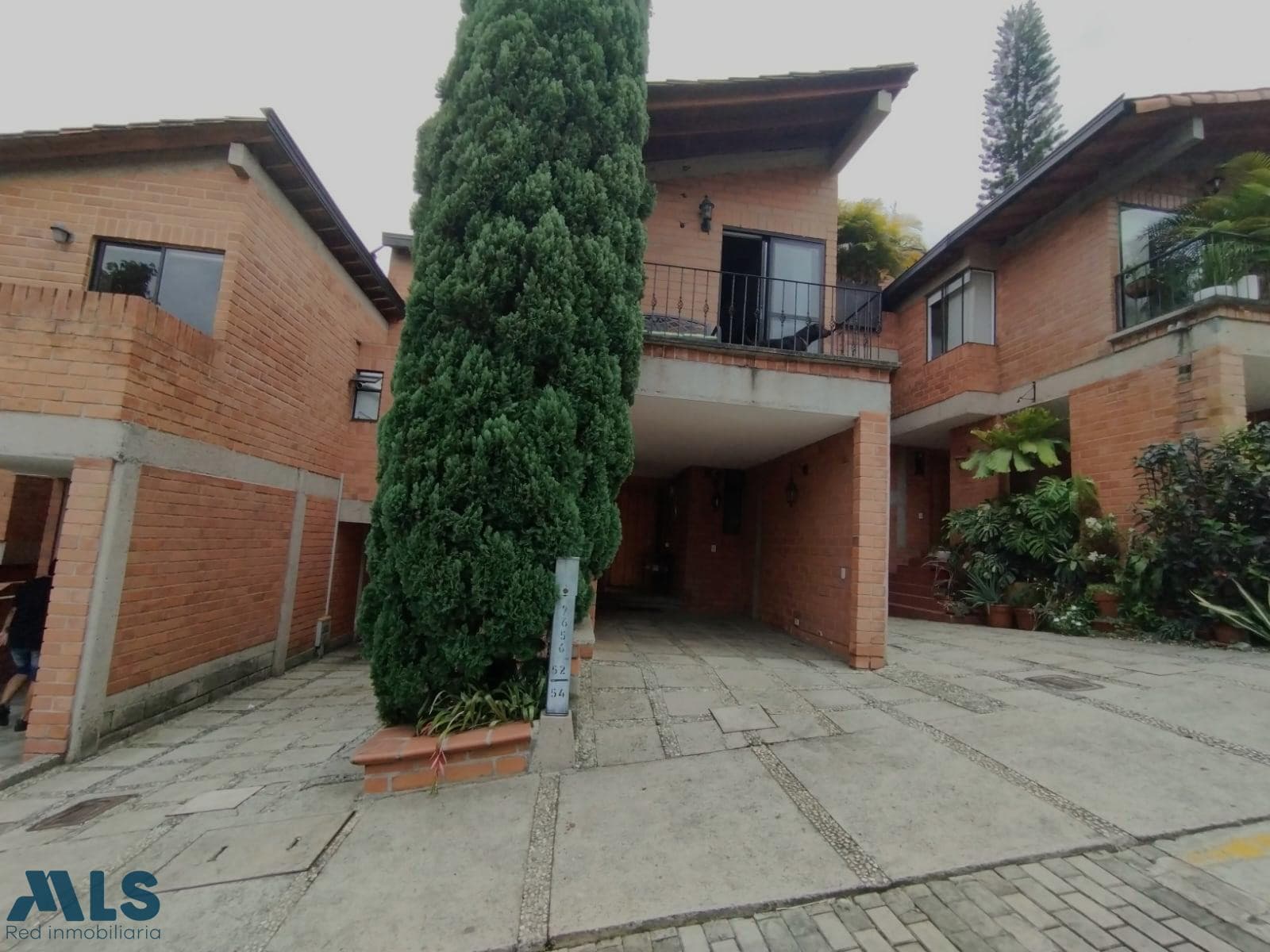 Casa en venta en Los Naranjos, Poblado, Medellín — foto 1 de 24