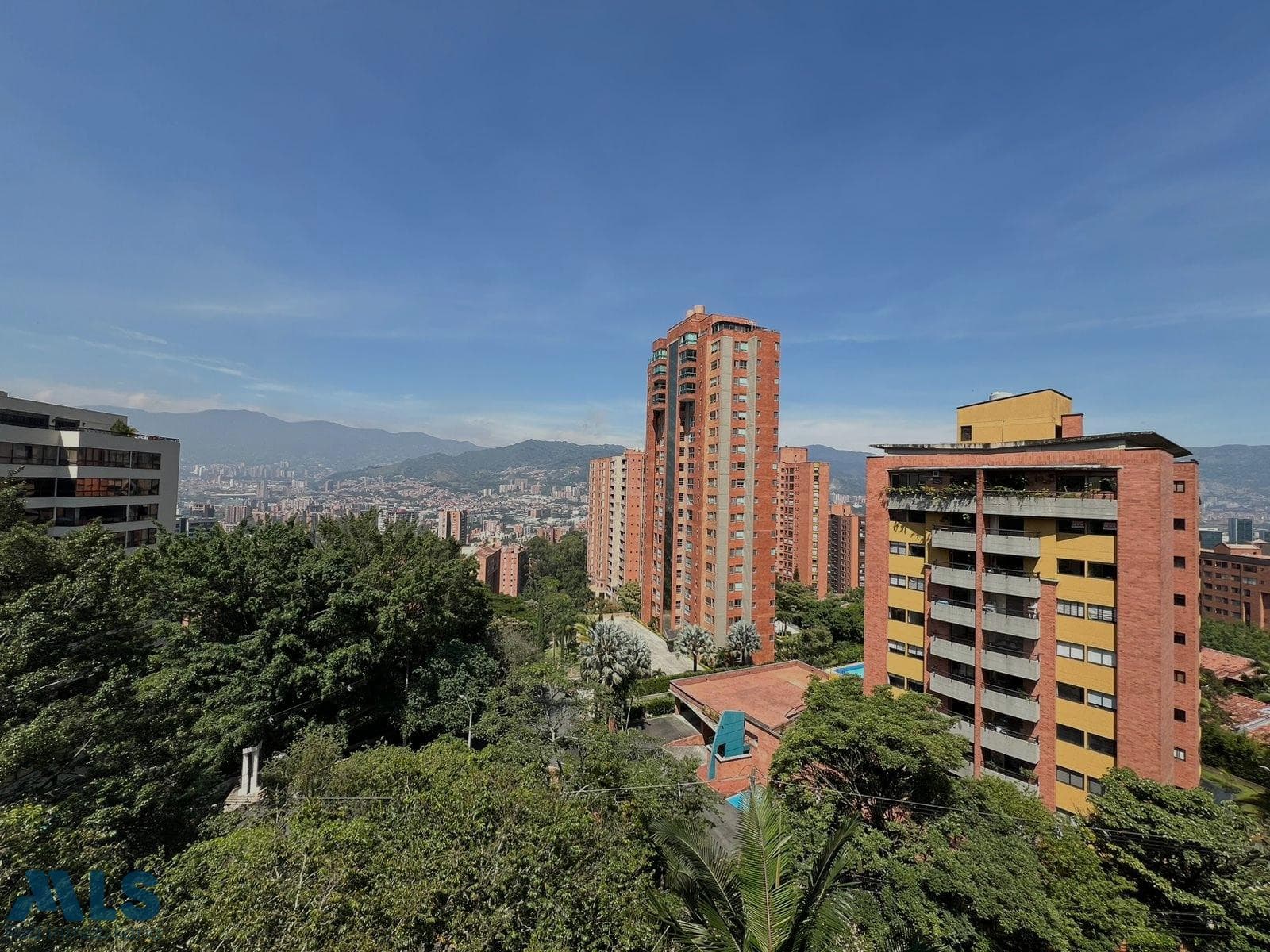 Apartamento en venta en El Campestre, Poblado, Medellín — foto 1 de 24