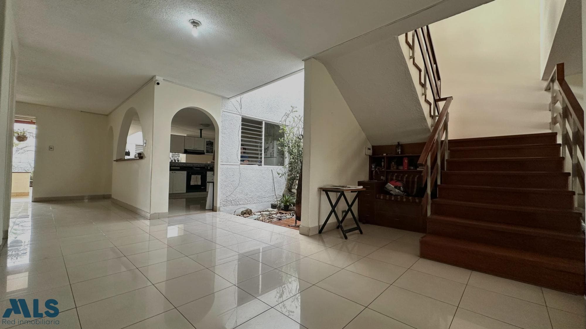 Casa en venta en Los Colores, Laureles, Medellín — foto 1 de 17
