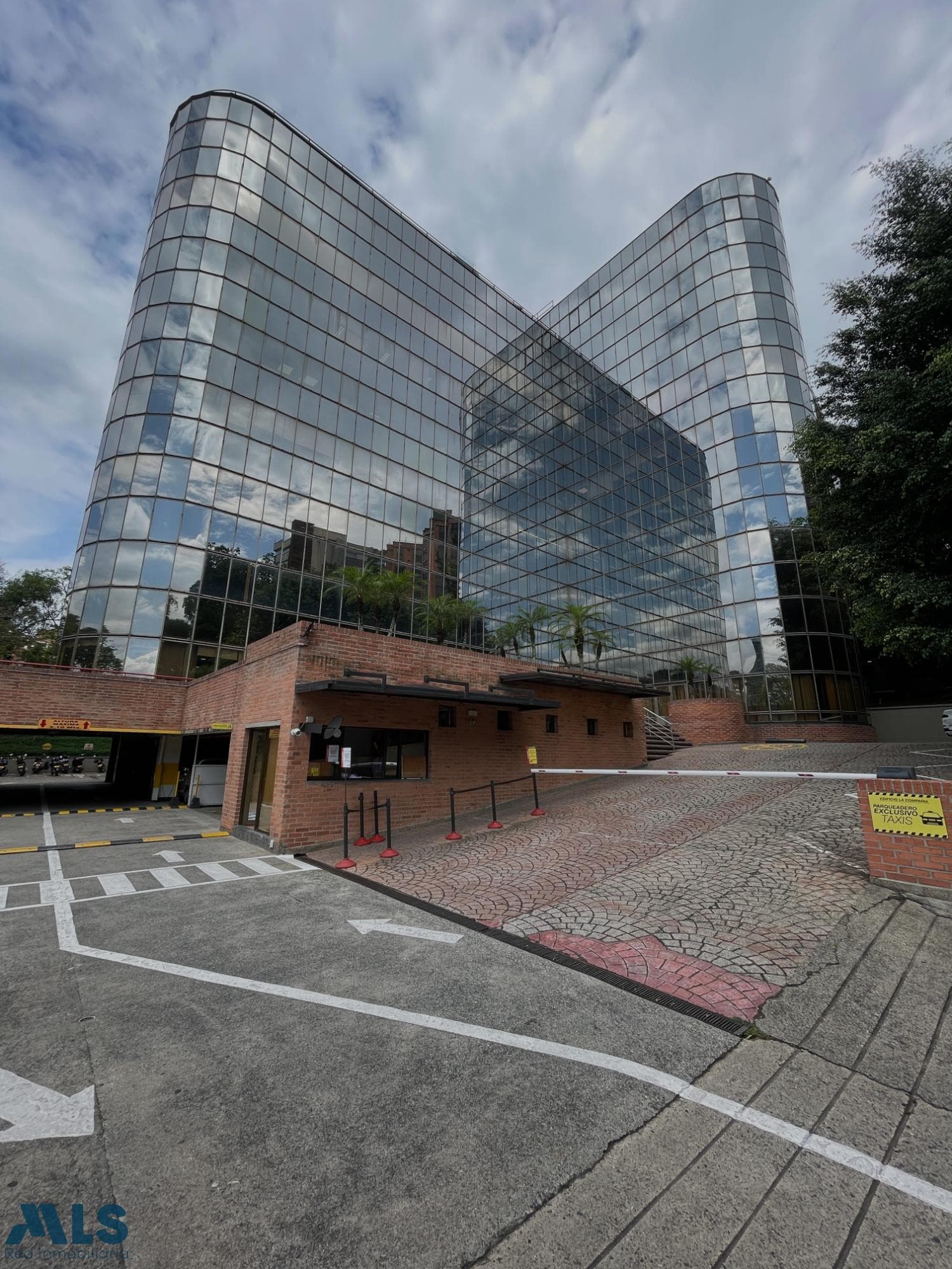 Oficina en venta en Castropol, Poblado, Medellín — foto 1 de 57