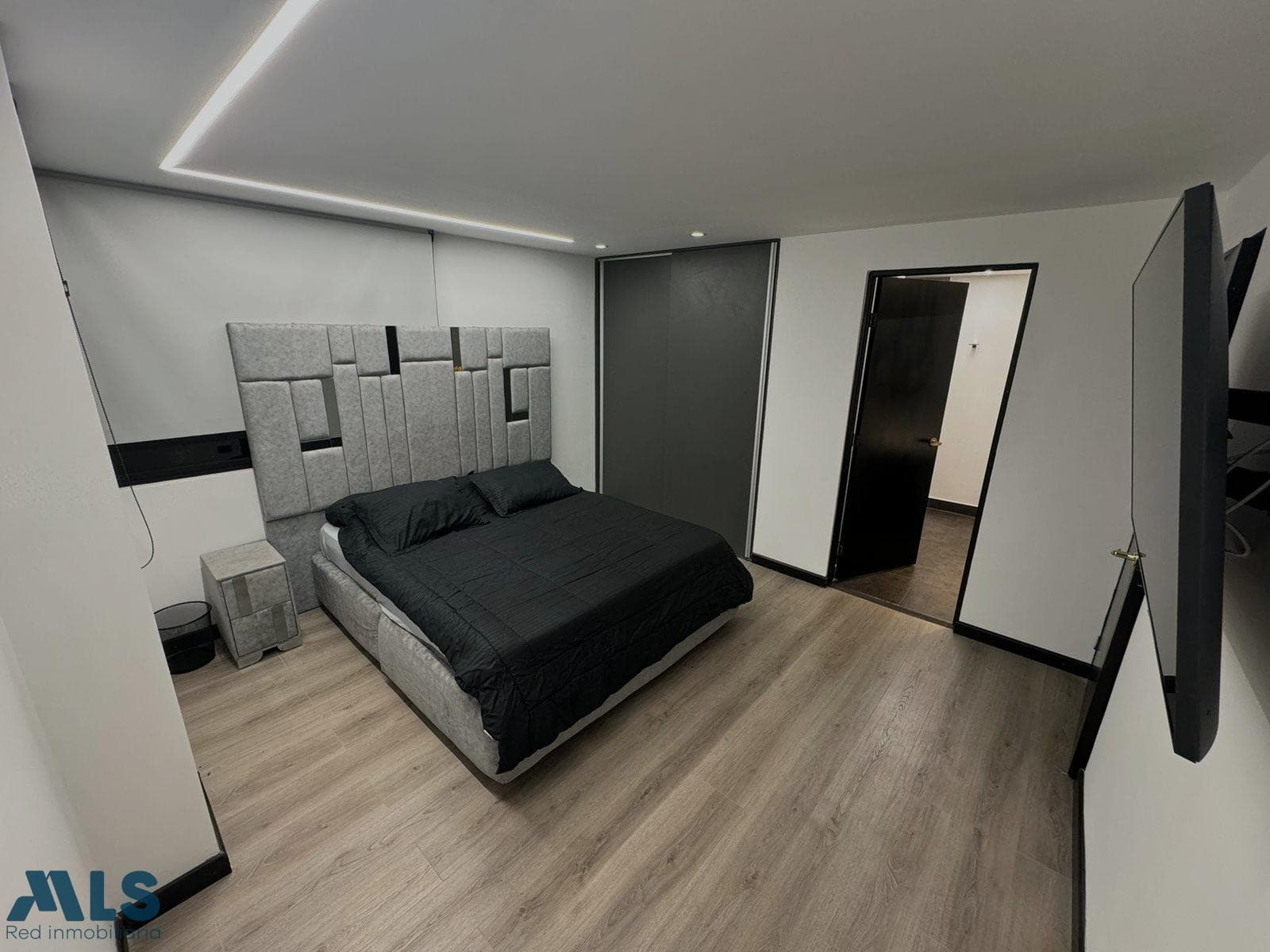 Apartamento en venta en La Calera, Poblado, Medellín — foto 1 de 16
