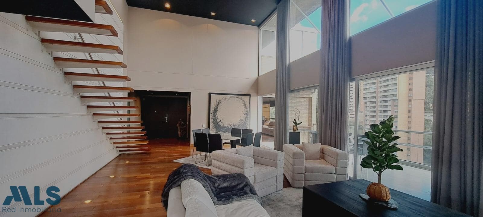 Apartamento en venta en La Calera, Poblado, Medellín — foto 1 de 34