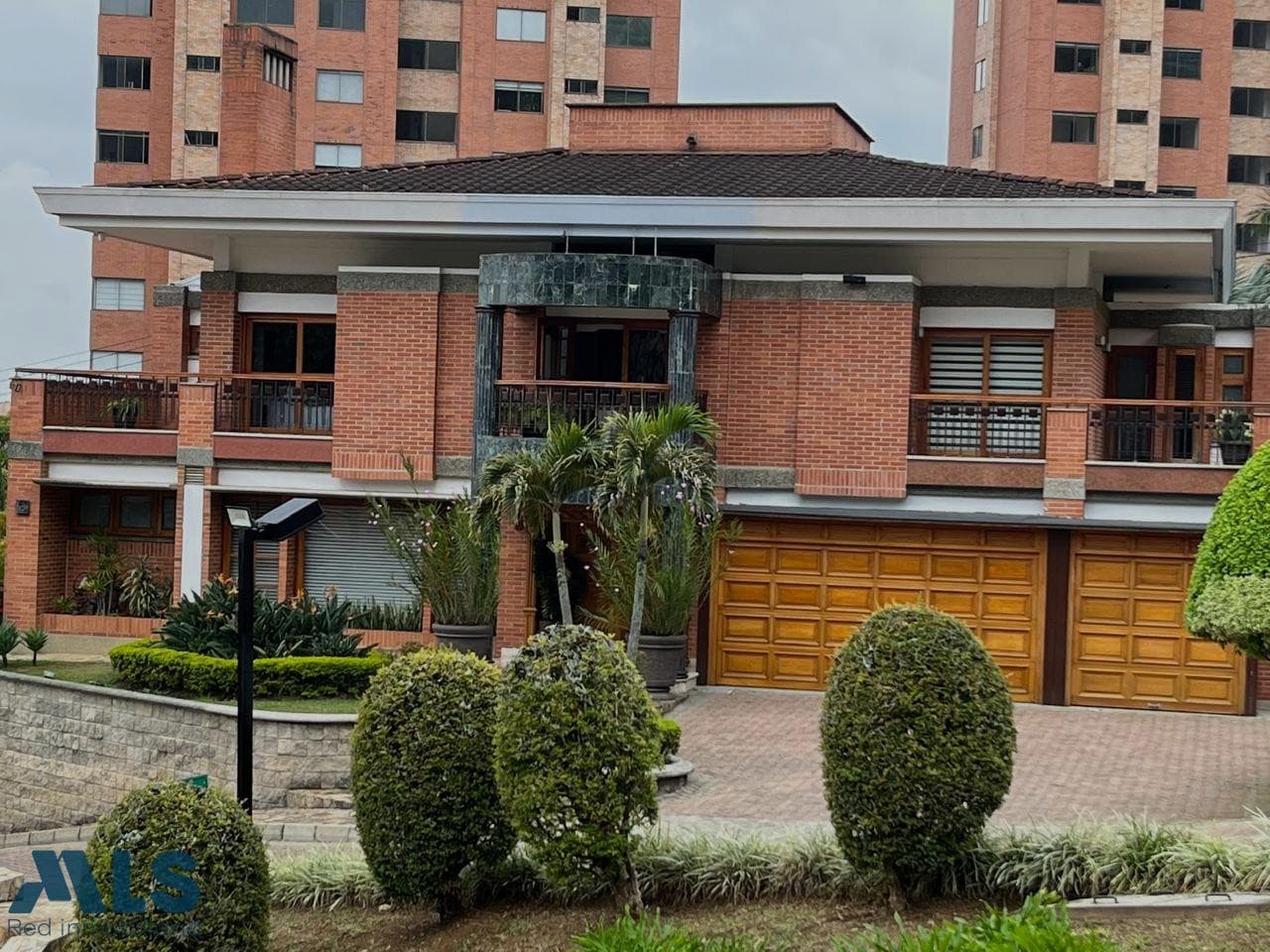 Casa en venta en La Calera, Poblado, Medellín — foto 1 de 33