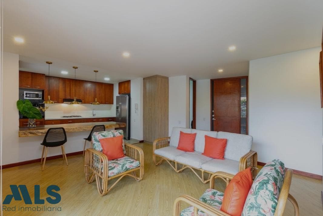 Apartamento en venta en Lalinde, Poblado, Medellín — foto 1 de 21