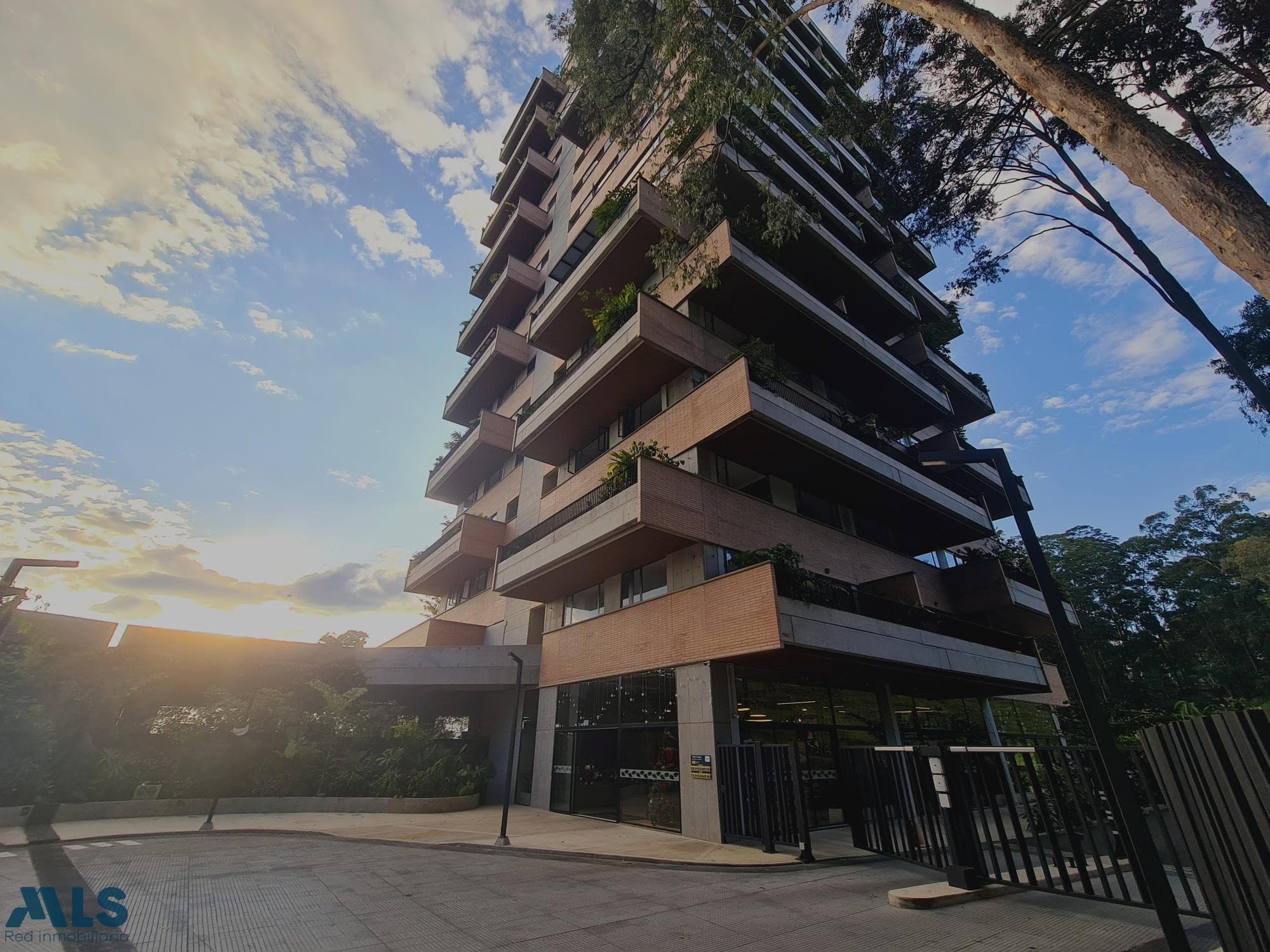 Apartamento en venta en Las Palmas, Poblado, Medellín — foto 1 de 26