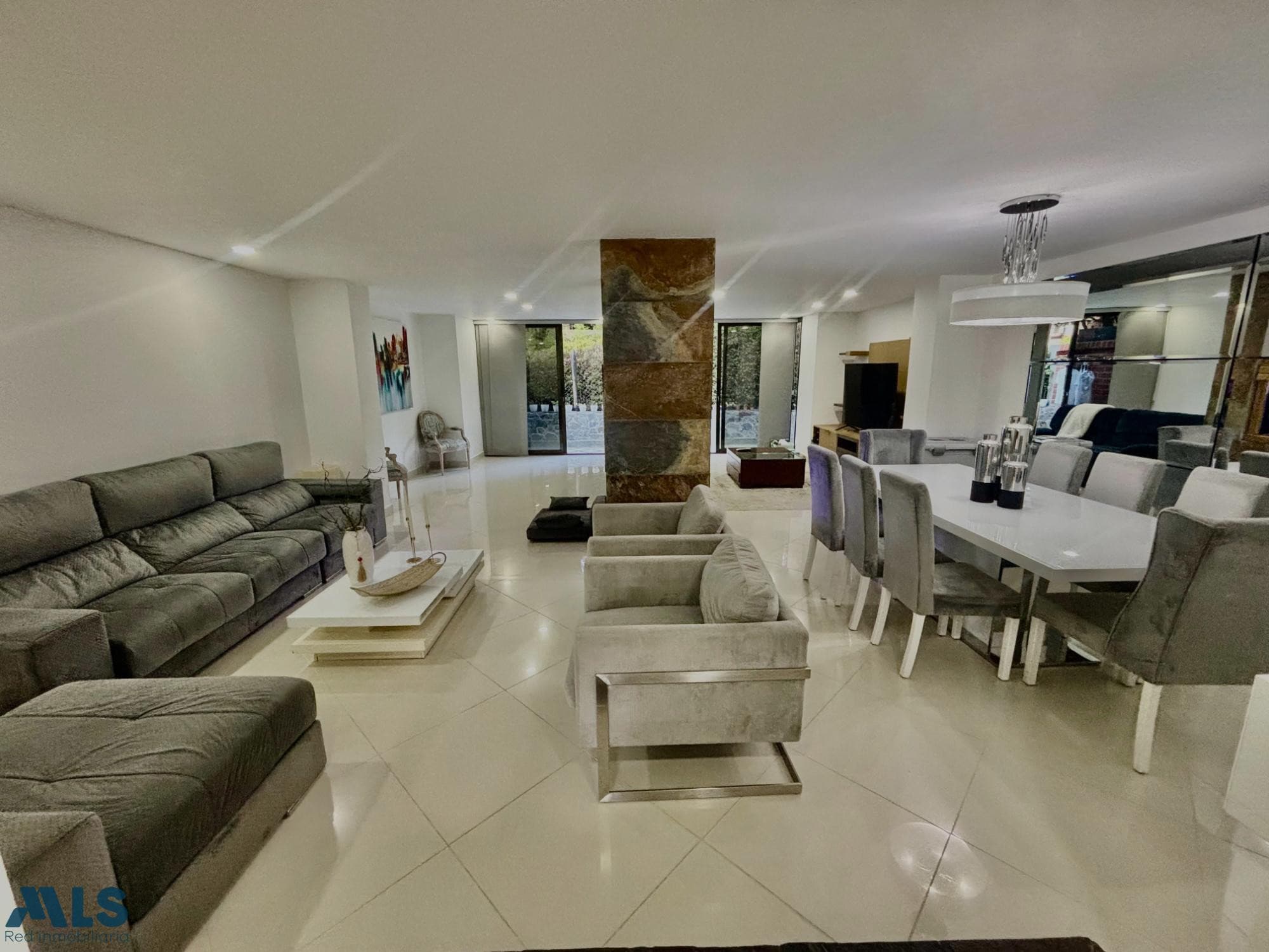Casa en venta en El Tesoro, Poblado, Medellín — foto 1 de 20