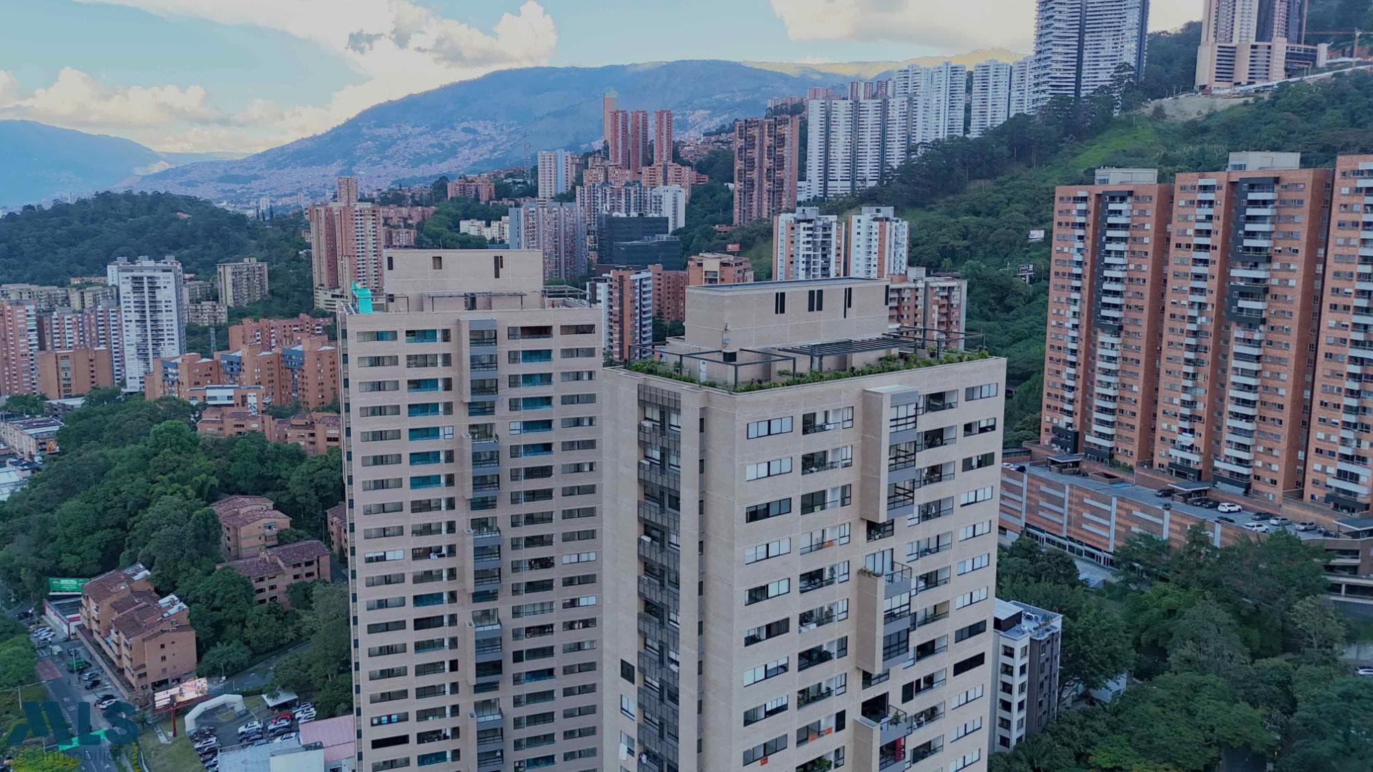 Apartamento en venta en Castropol, Poblado, Medellín — foto 1 de 27