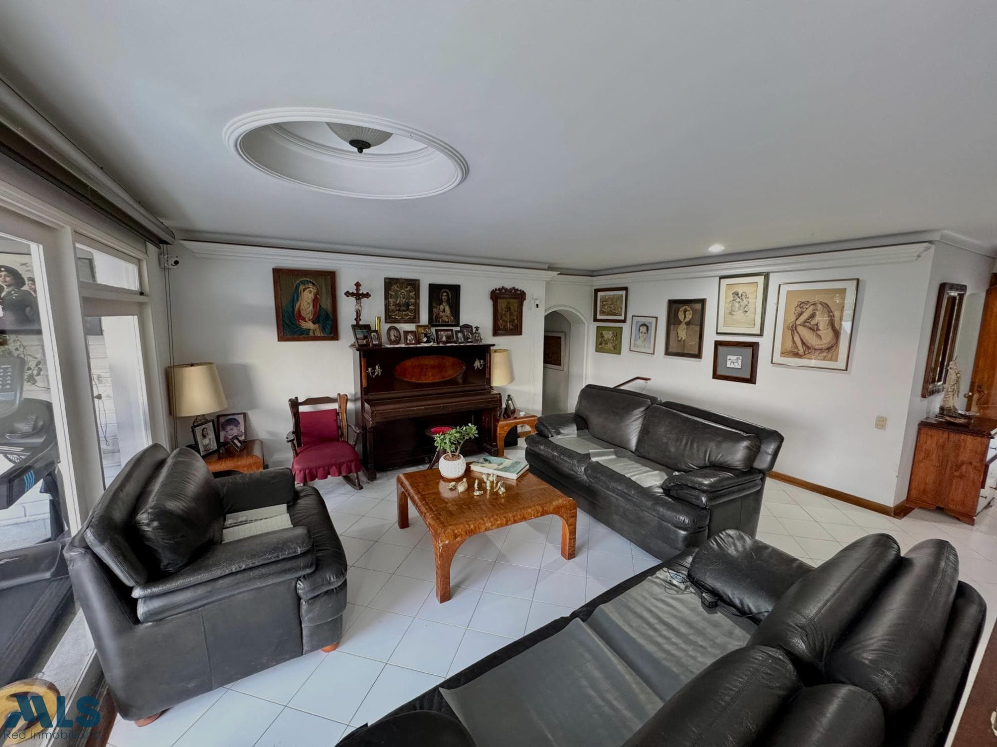 Casa en venta en El Tesoro, Poblado, Medellín — foto 1 de 19