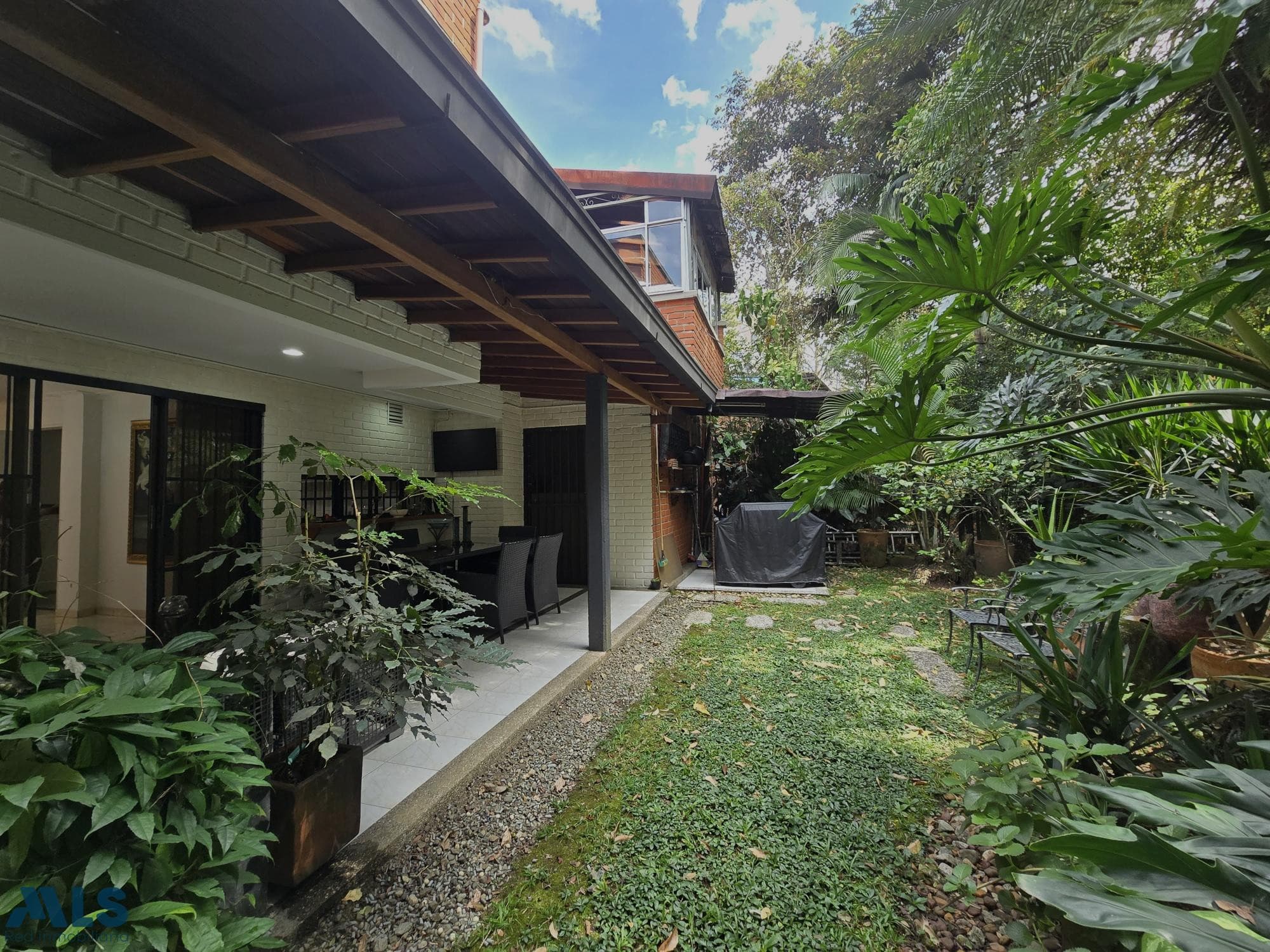 Casa en venta en Loma Los Gonzalez, Poblado, Medellín — foto 1 de 30