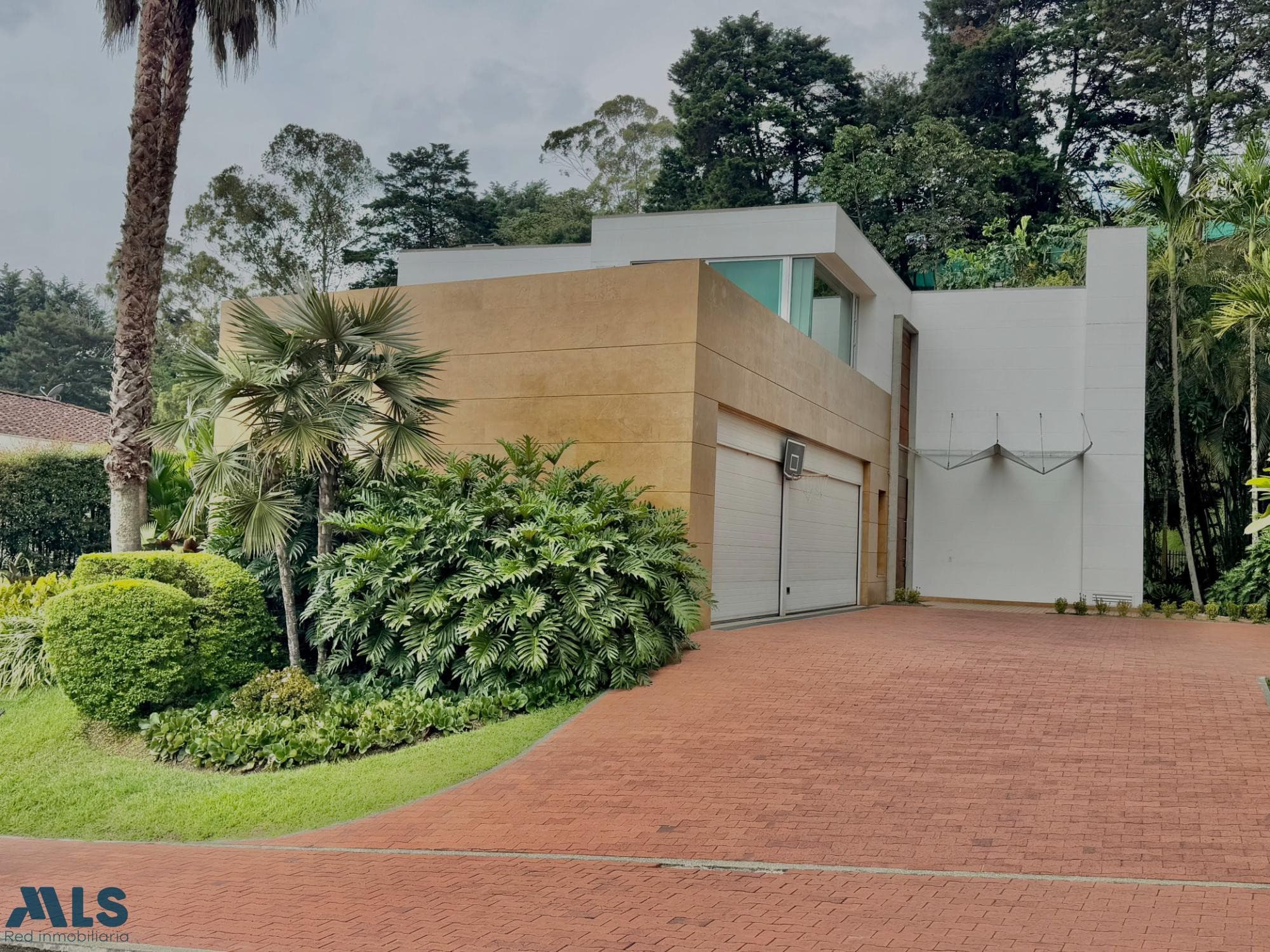 Casa en venta en Poblado, Medellín — foto 1 de 33