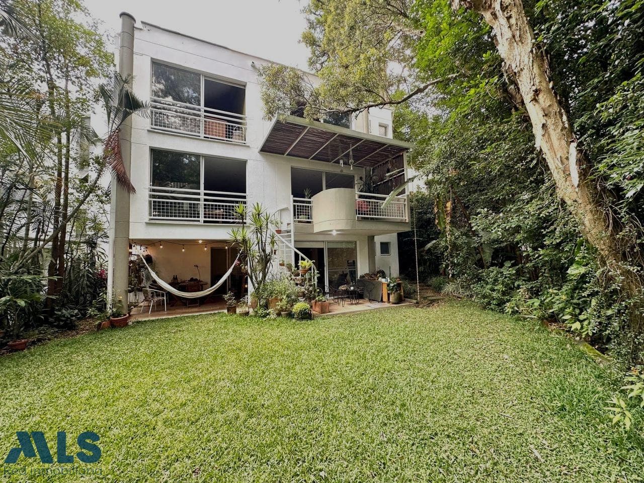 Casa en venta en San Lucas, Poblado, Medellín — foto 1 de 30