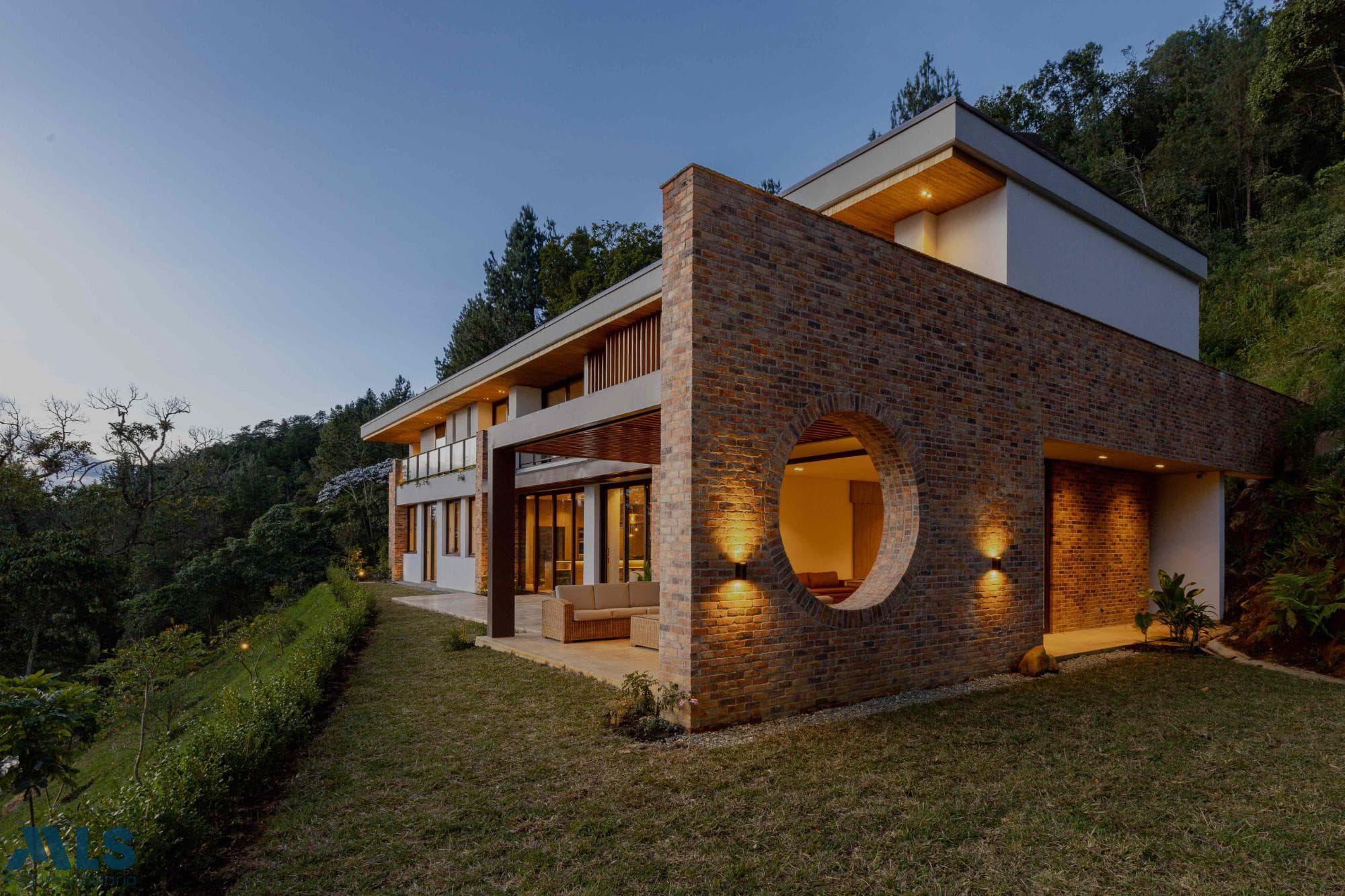 Casa en venta en Las Palmas, Poblado, Medellín — foto 1 de 18