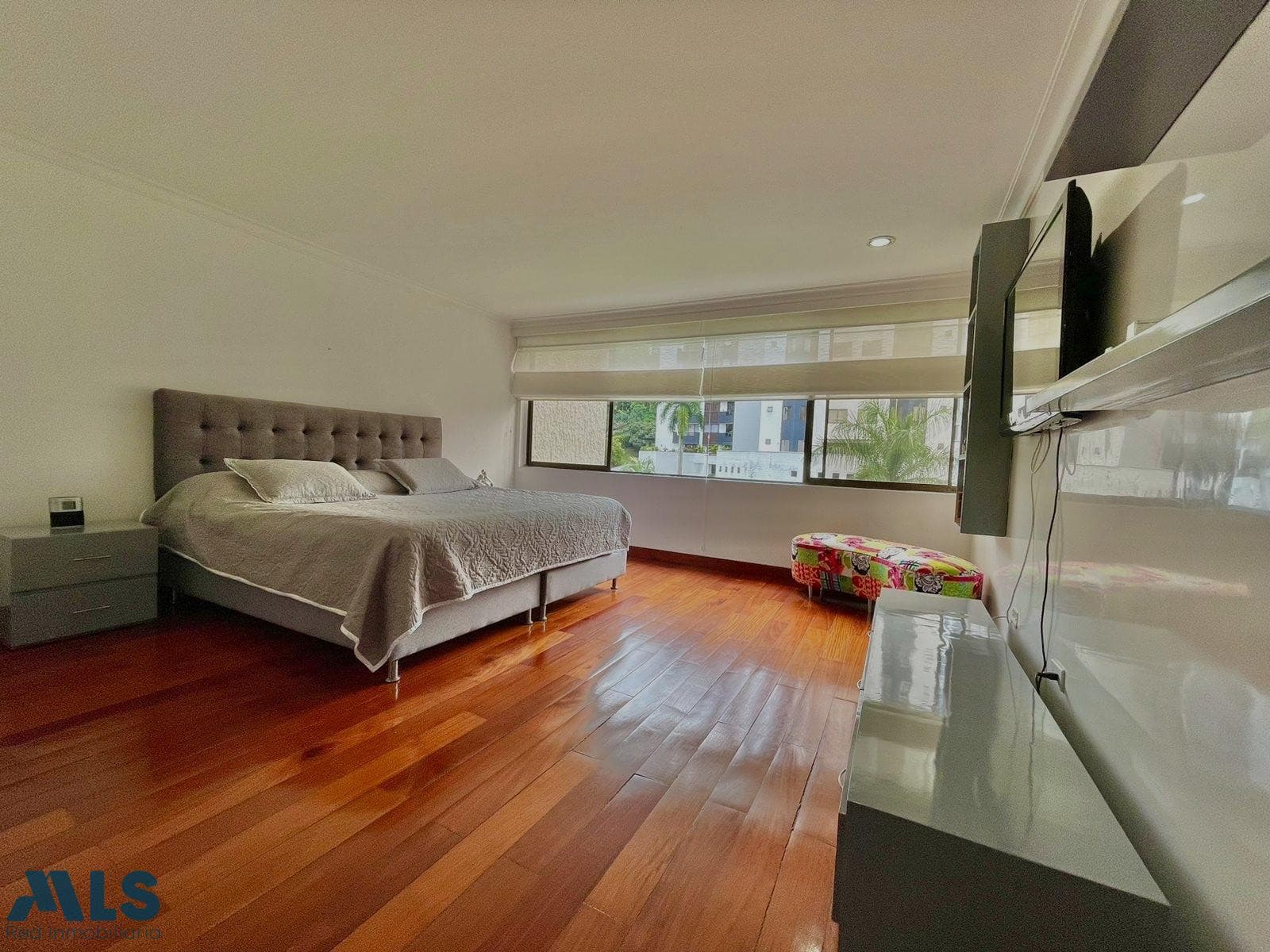 Casa en venta en El Poblado, Medellín — foto 1 de 24