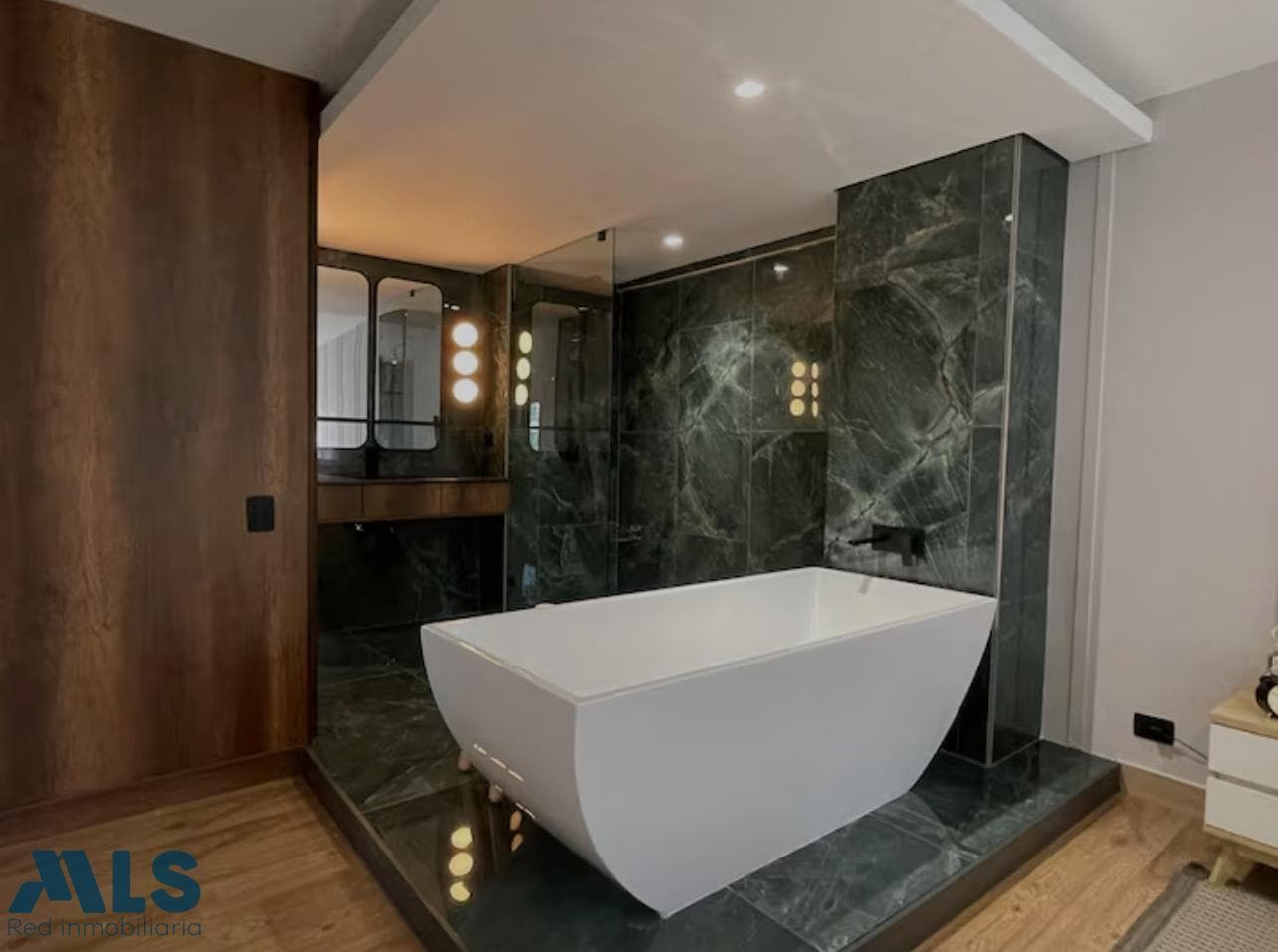 Apartamento en venta en Las Palmas, Poblado, Medellín — foto 1 de 10