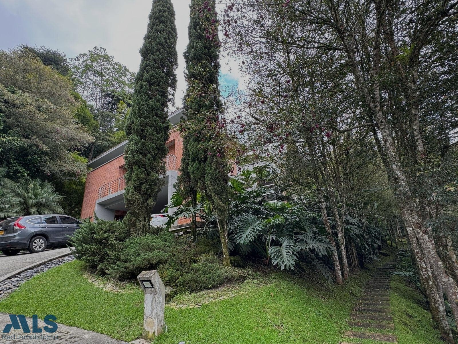 Casa en venta en Las Palmas, Poblado, Medellín — foto 1 de 17