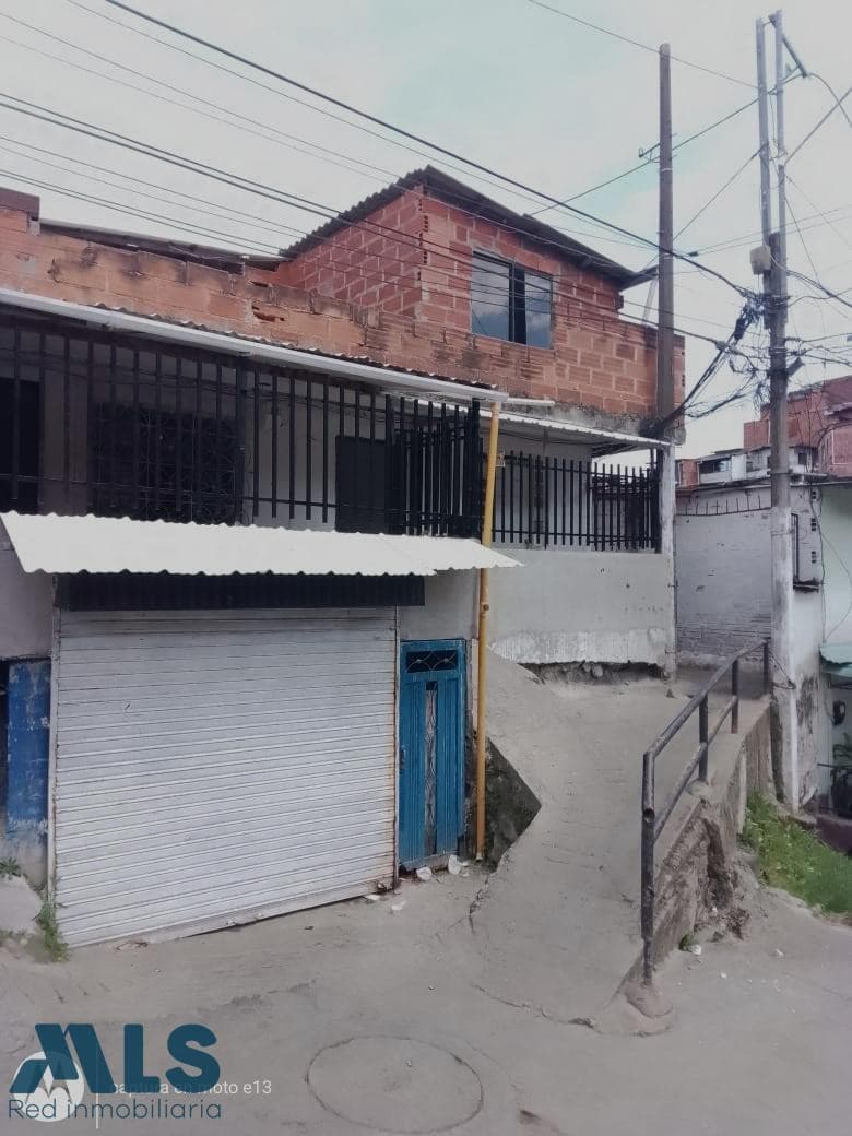 Casa en venta en Manrique Oriental, Centro, Medellín — foto 1 de 18