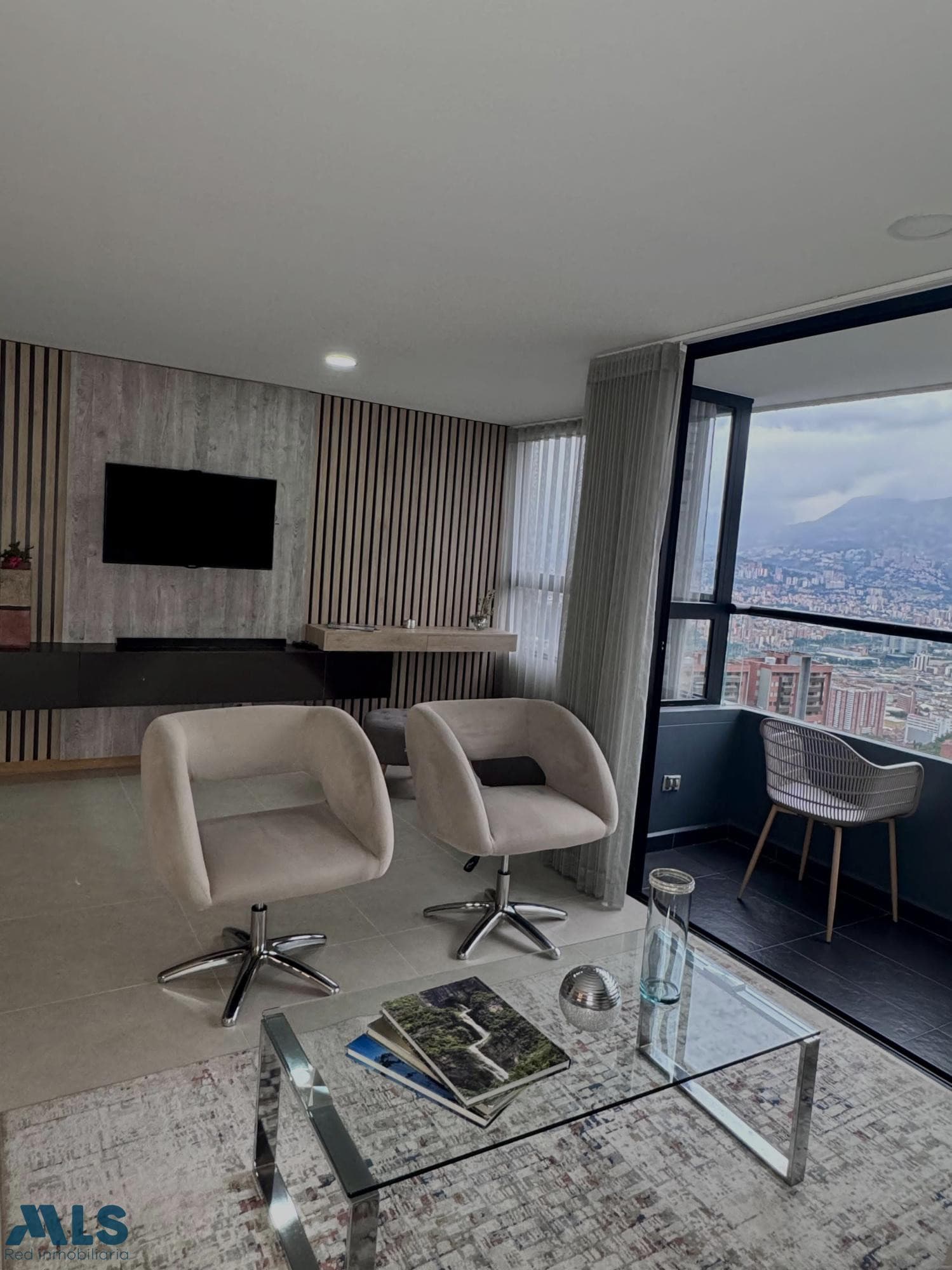 Apartamento en venta en Las Palmas, Poblado, Medellín — foto 1 de 43