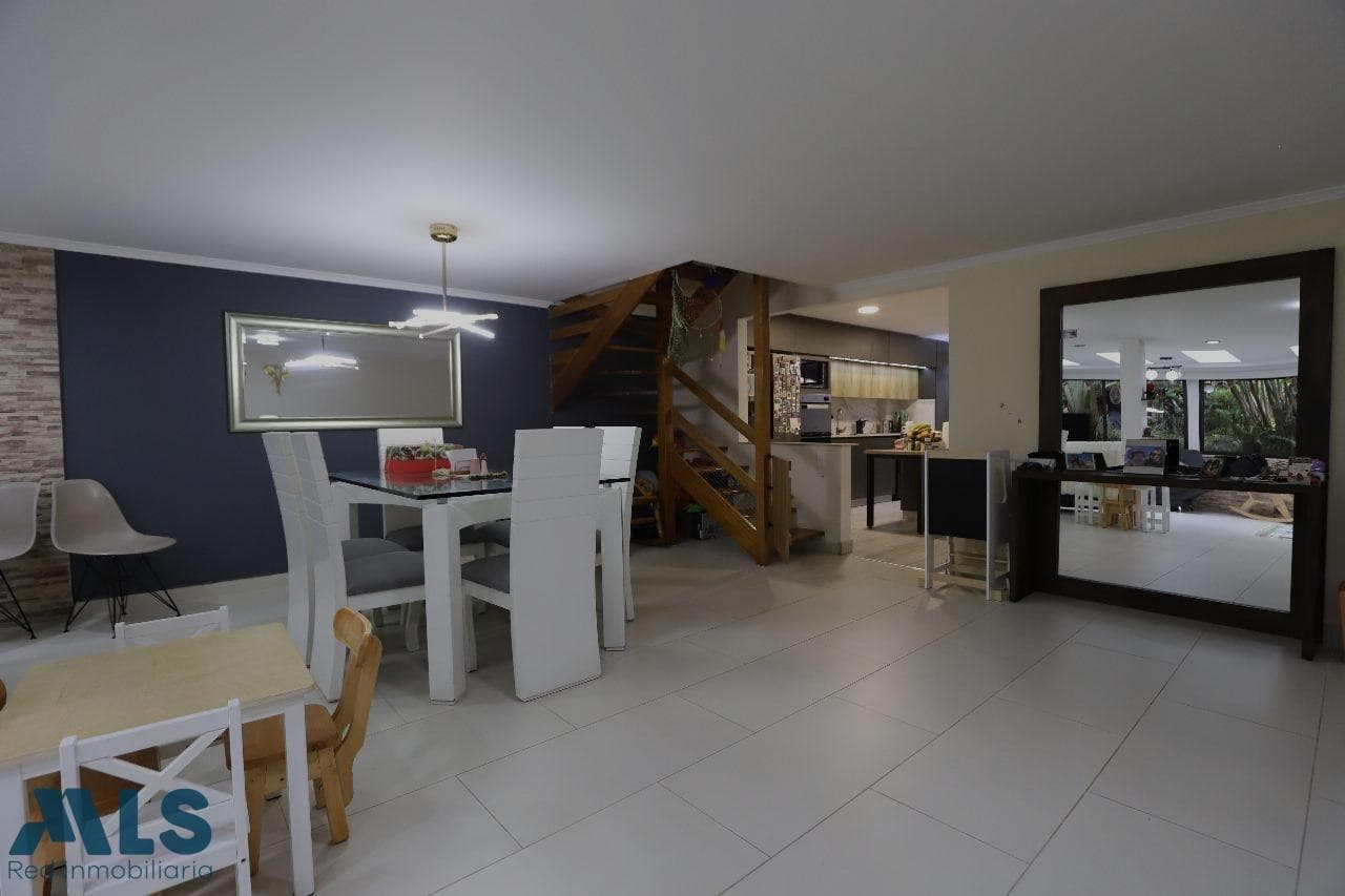 Casa en venta en Milla De Oro, Poblado, Medellín — foto 1 de 30