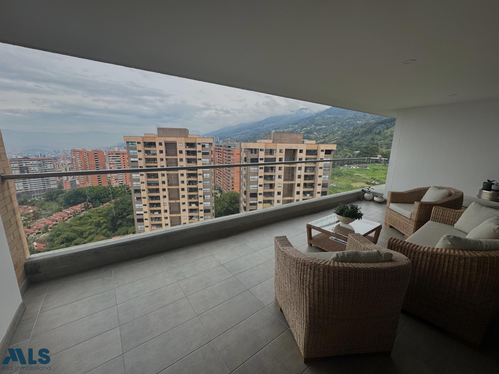 Apartamento en venta en Loma De Las Brujas, Aburra Sur, Envigado — foto 1 de 32
