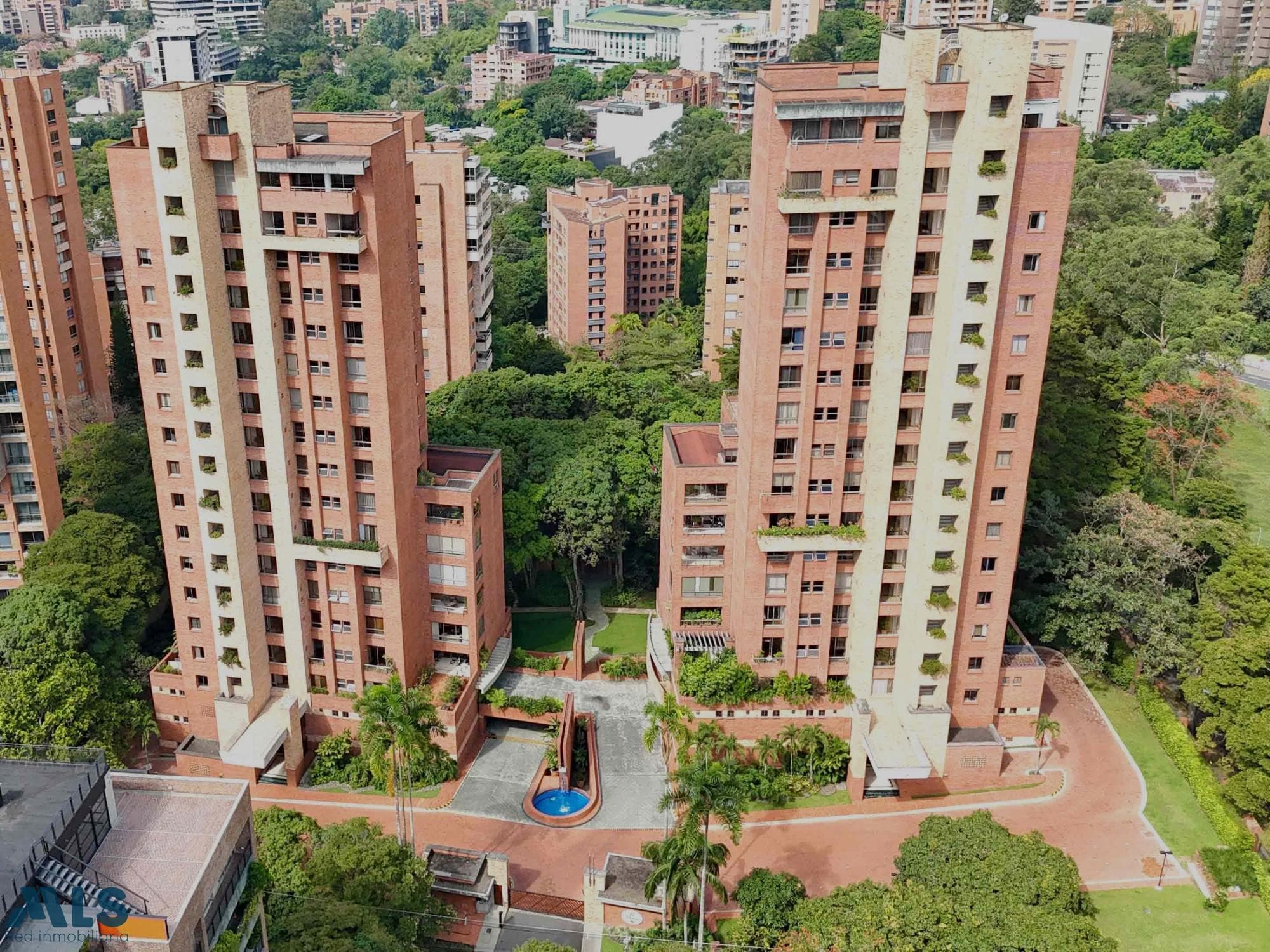 Apartamento en venta en La Tomatera, Poblado, Medellín — foto 1 de 35