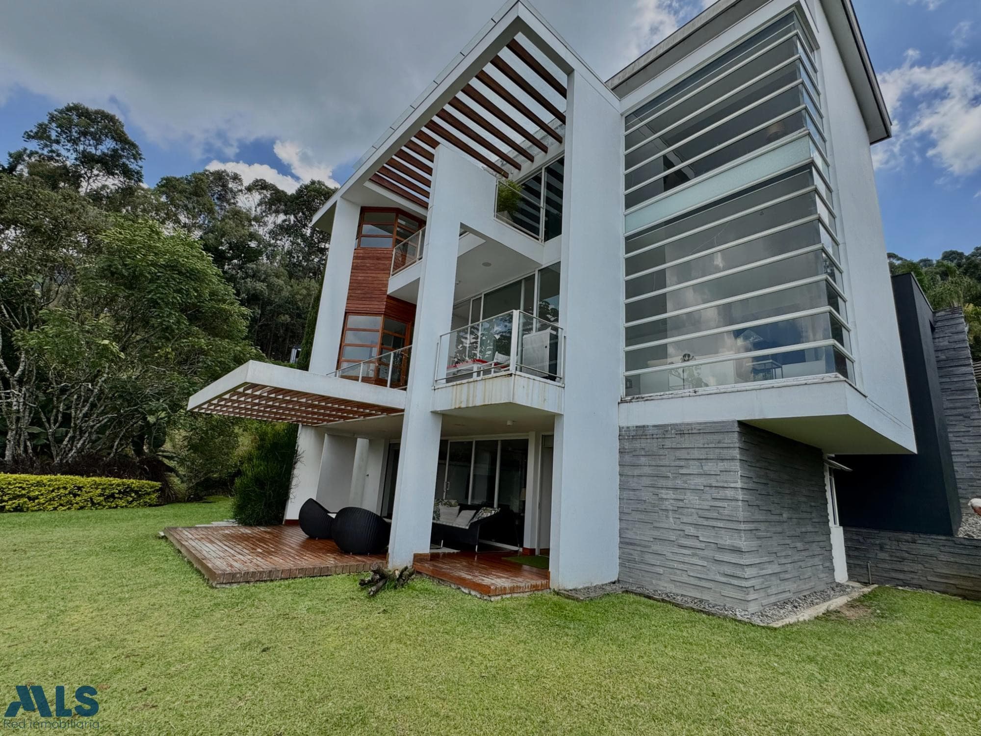 Casa en venta en Poblado, Medellín — foto 1 de 29