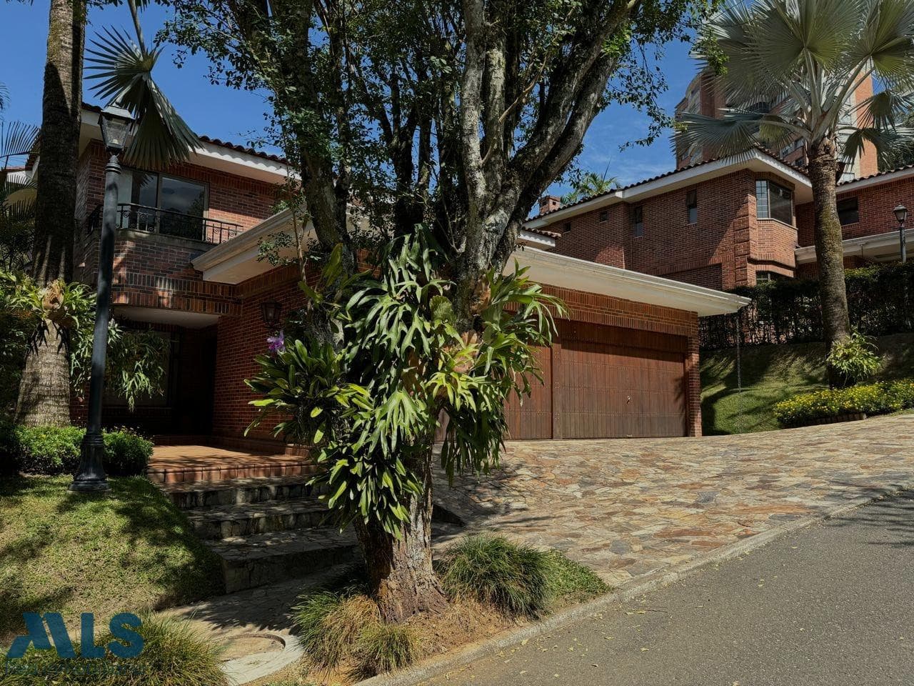 Casa en venta en Poblado, Medellín — foto 1 de 10