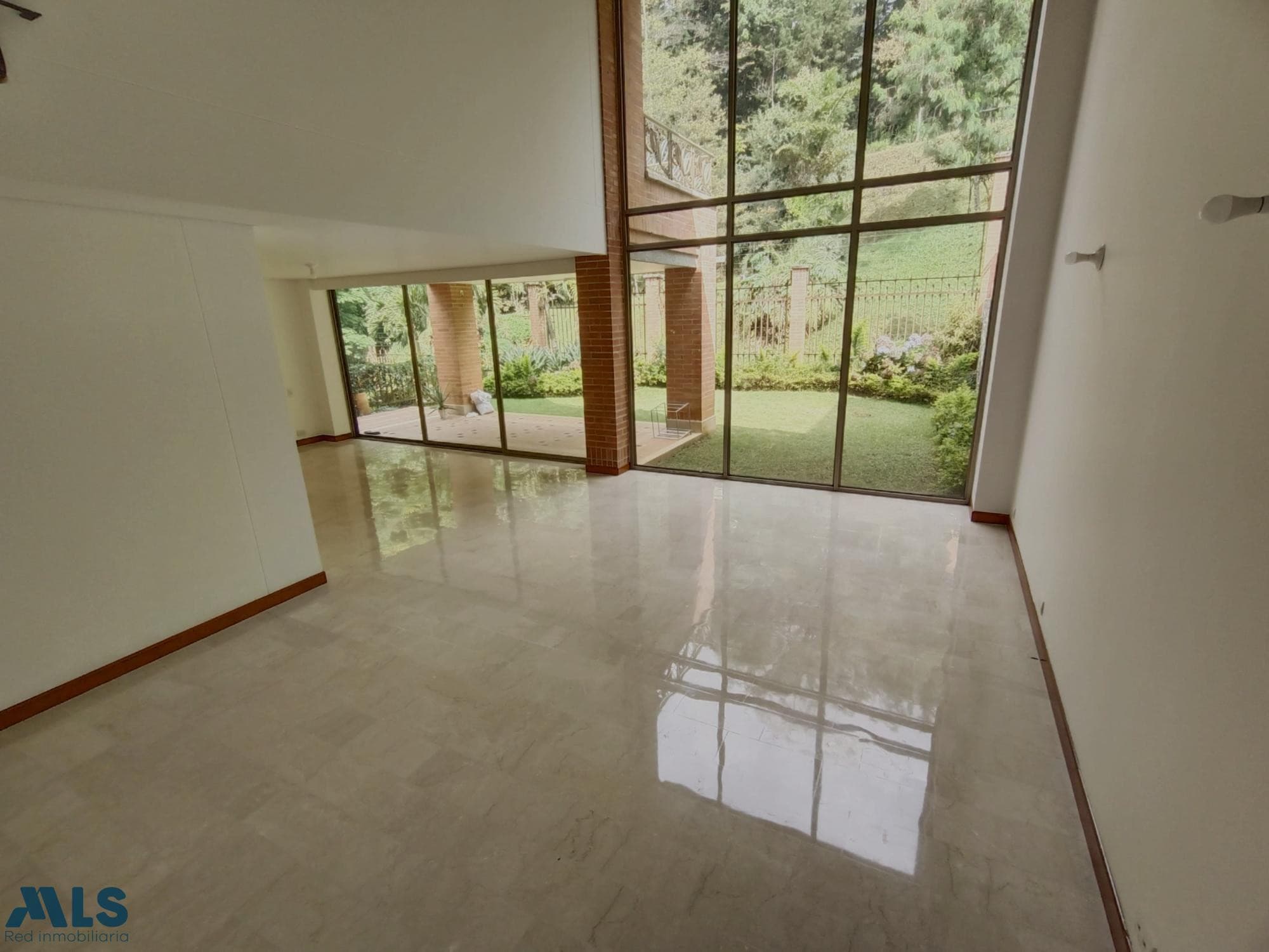 Casa en venta en El Tesoro, Poblado, Medellín — foto 1 de 9