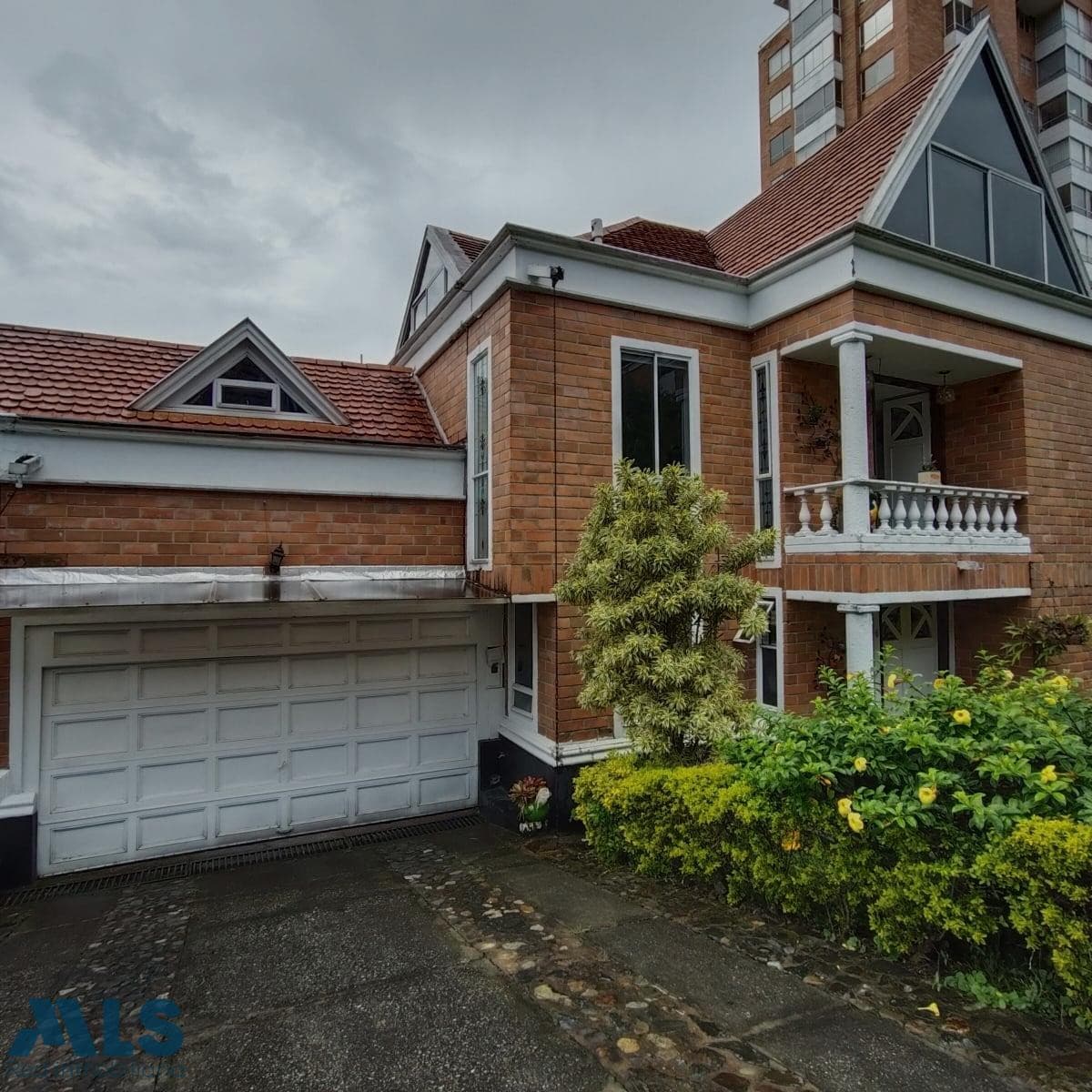 Casa en venta en Las Palmas, Poblado, Medellín — foto 1 de 27