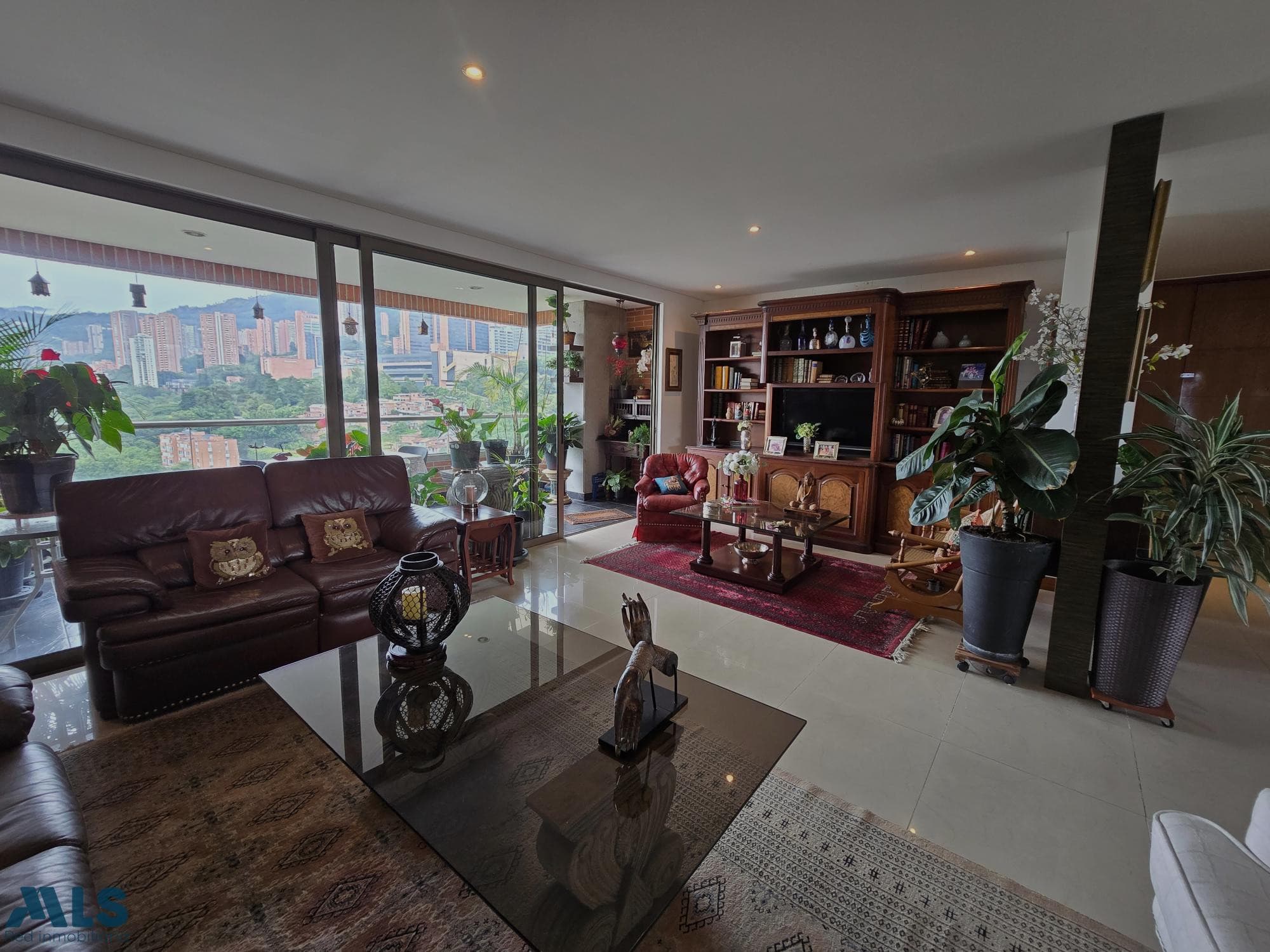 Apartamento en venta en Loma Los Gonzalez, Poblado, Medellín — foto 1 de 49