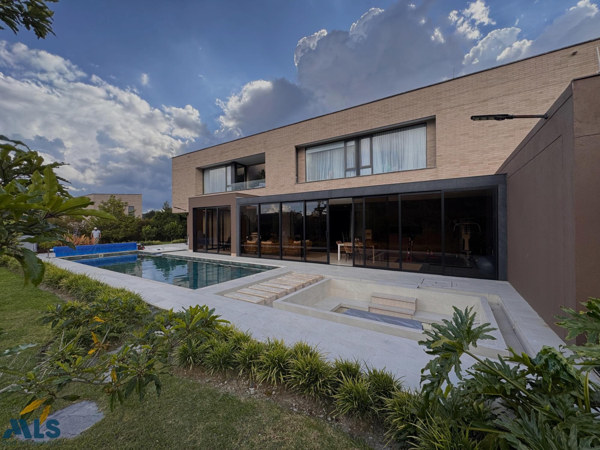 Casa en venta en Las Palmas, Poblado, Medellín — foto 1 de 20