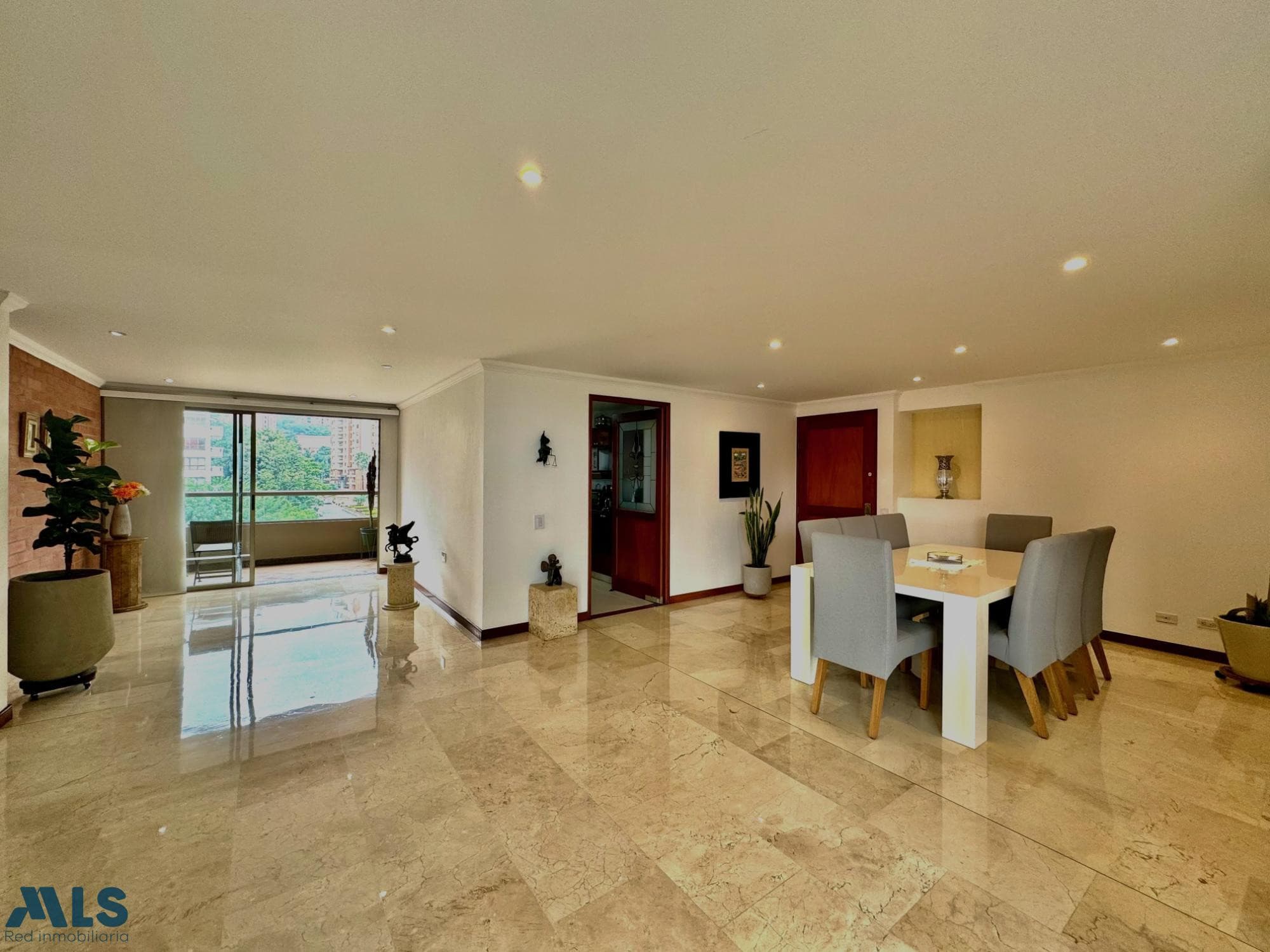 Apartamento en venta en El Castillo, Poblado, Medellín — foto 1 de 32