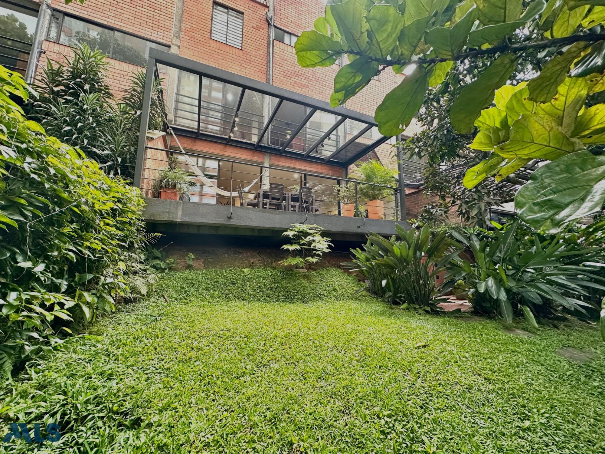 Casa en venta en El Tesoro, Poblado, Medellín — foto 1 de 27