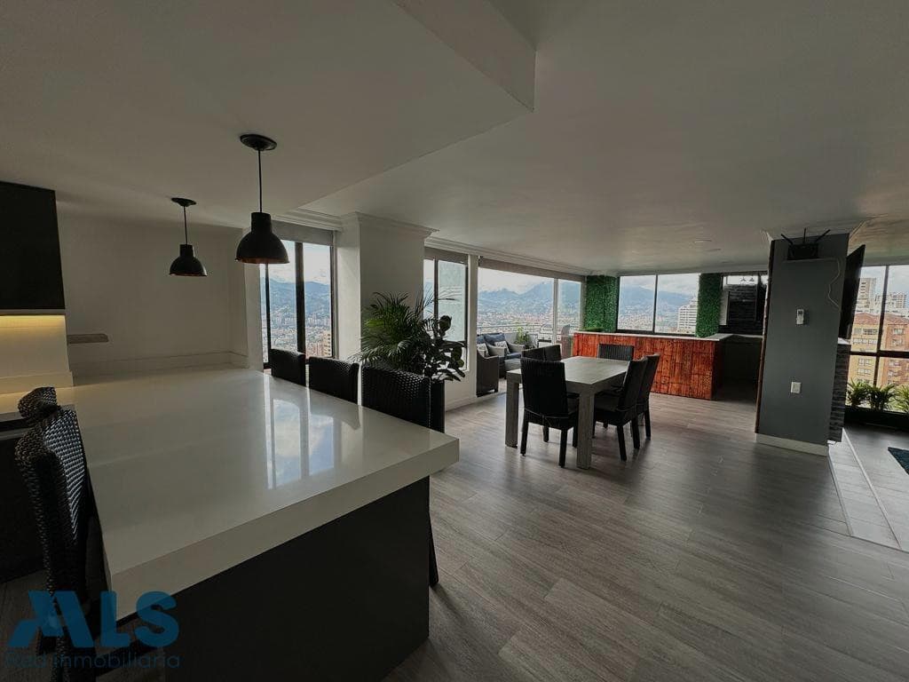 Apartamento en venta en 2, Poblado, Medellín — foto 1 de 16