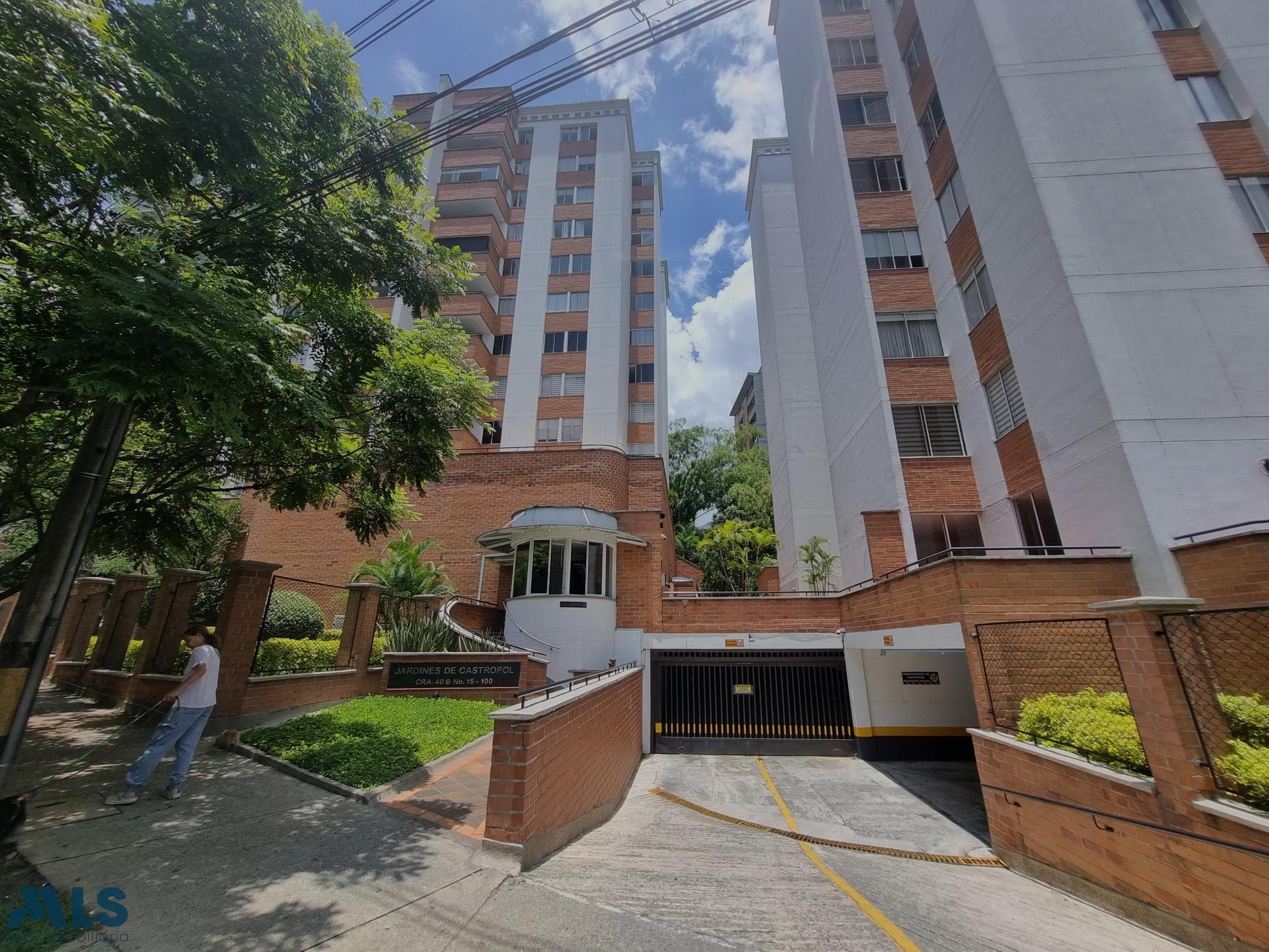Apartamento en venta en Castropol, Poblado, Medellín — foto 1 de 39
