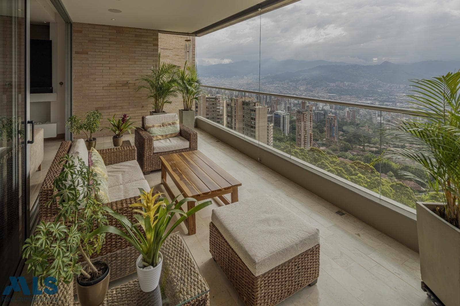Apartamento en venta en Loma Cola Del Zorro, Poblado, Medellín — foto 1 de 34