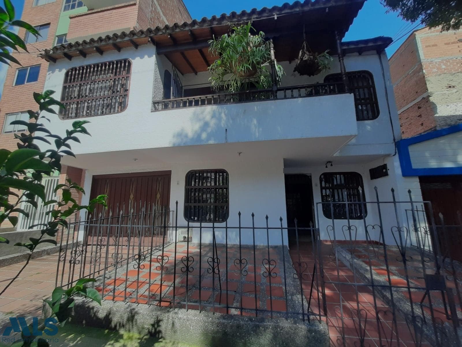 Casa en venta en Los Colores, Laureles, Medellín — foto 1 de 22