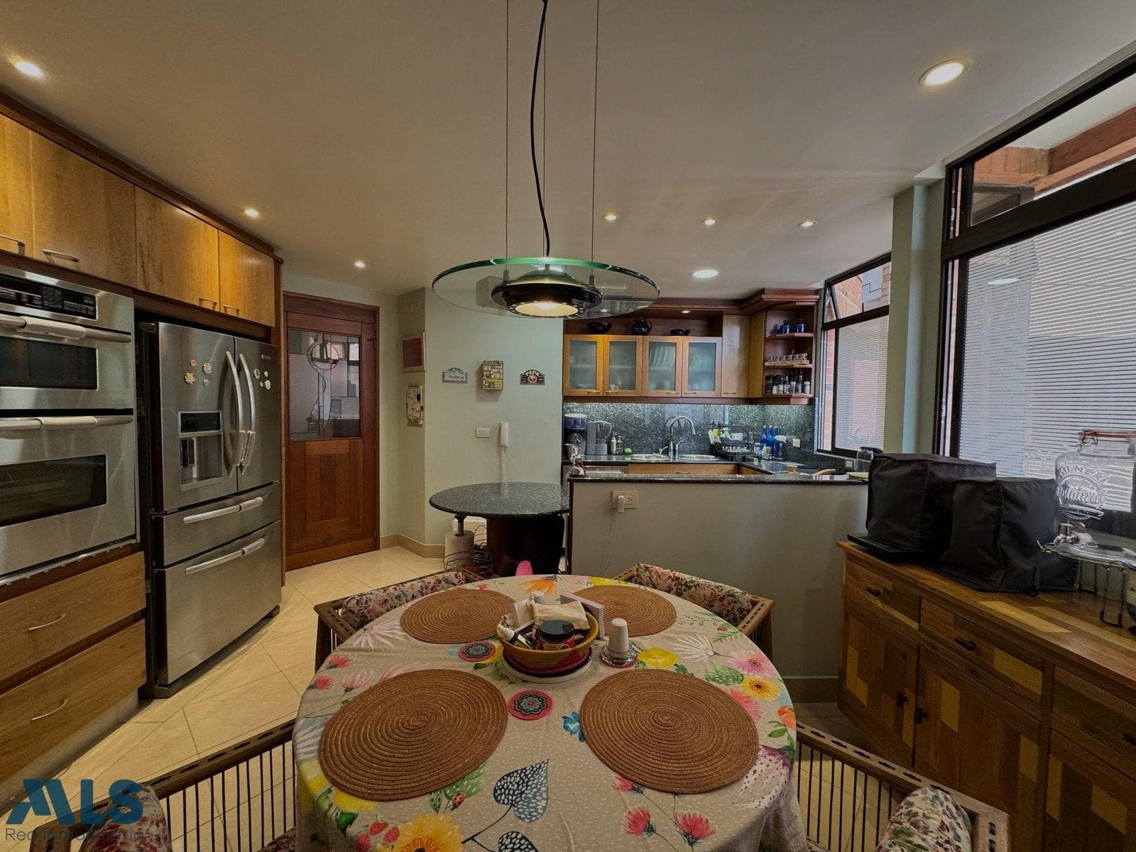 Apartamento en venta en La Tomatera, Poblado, Medellín — foto 1 de 20