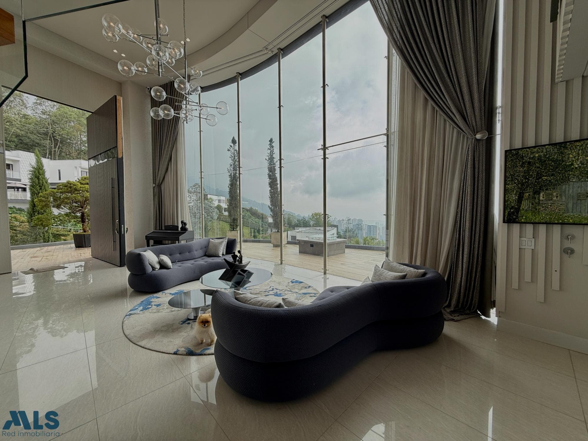 Casa en venta en Las Palmas, Poblado, Medellín — foto 1 de 33