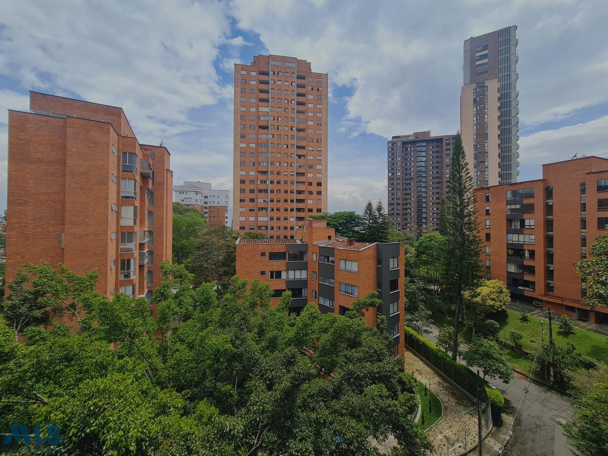 Apartamento en venta en El Campestre, Poblado, Medellín — foto 1 de 40