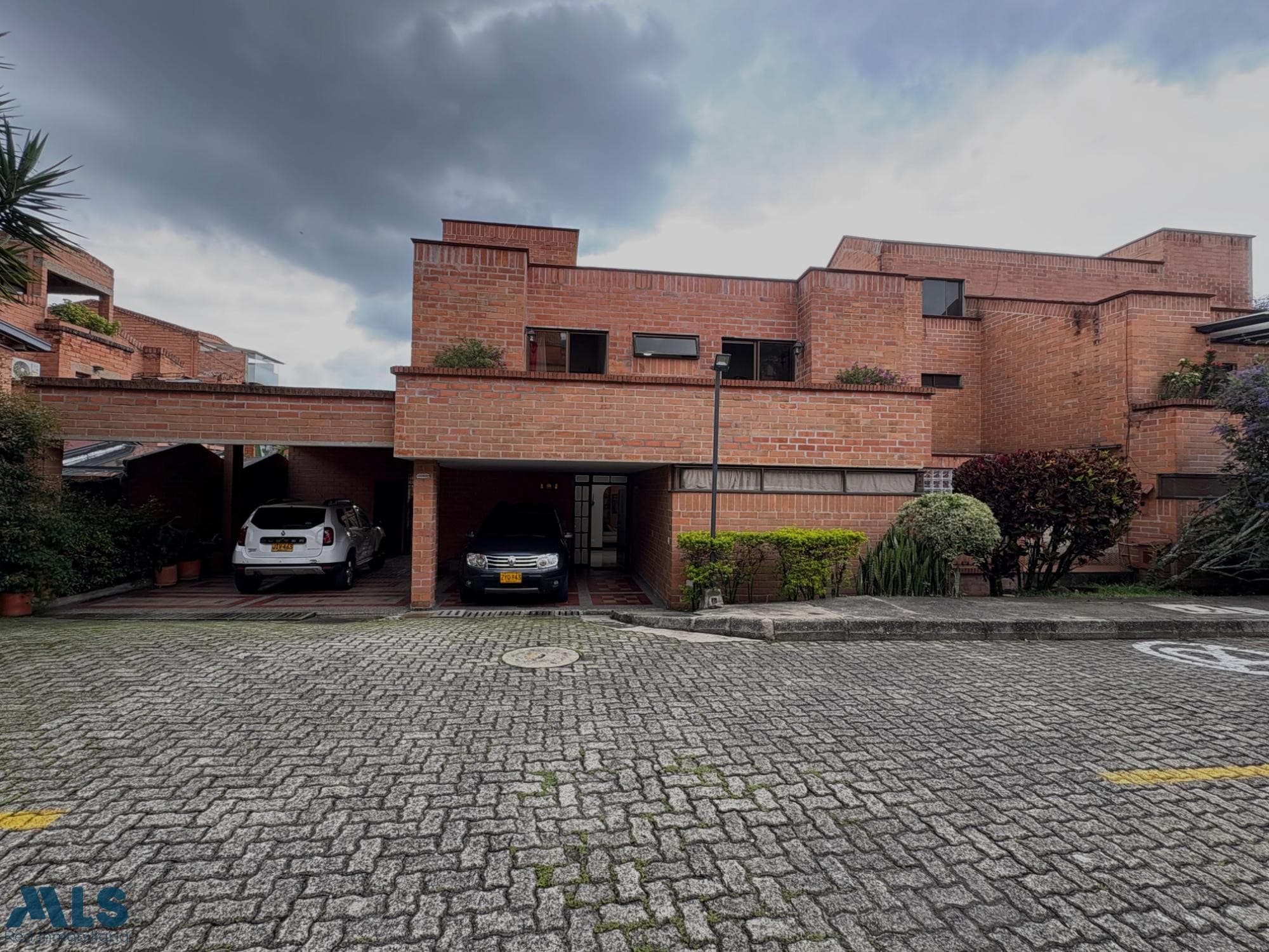 Casa en venta en La Visitación, Poblado, Medellín — foto 1 de 17