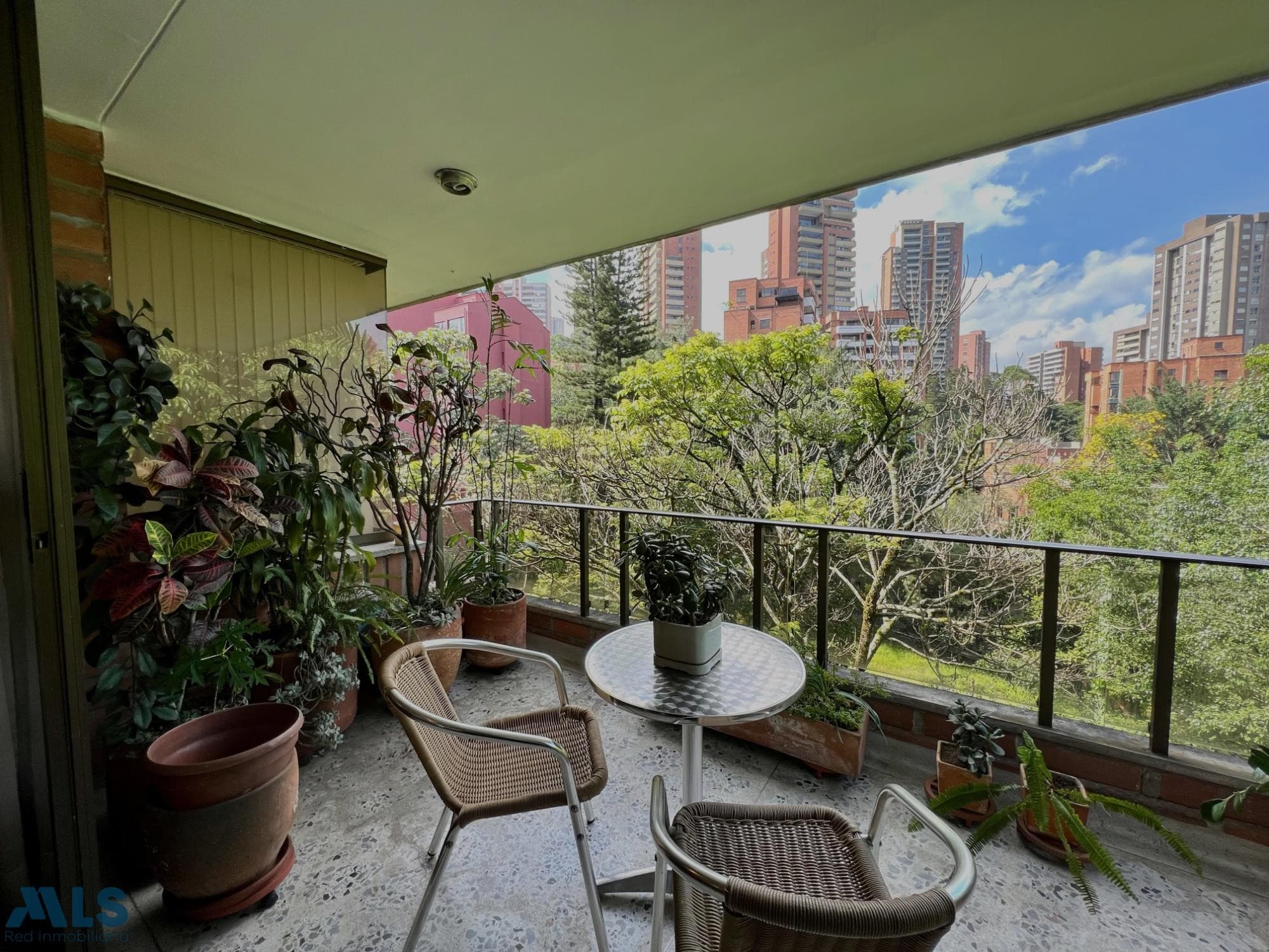 Apartamento en venta en La Concha, Poblado, Medellín — foto 1 de 27