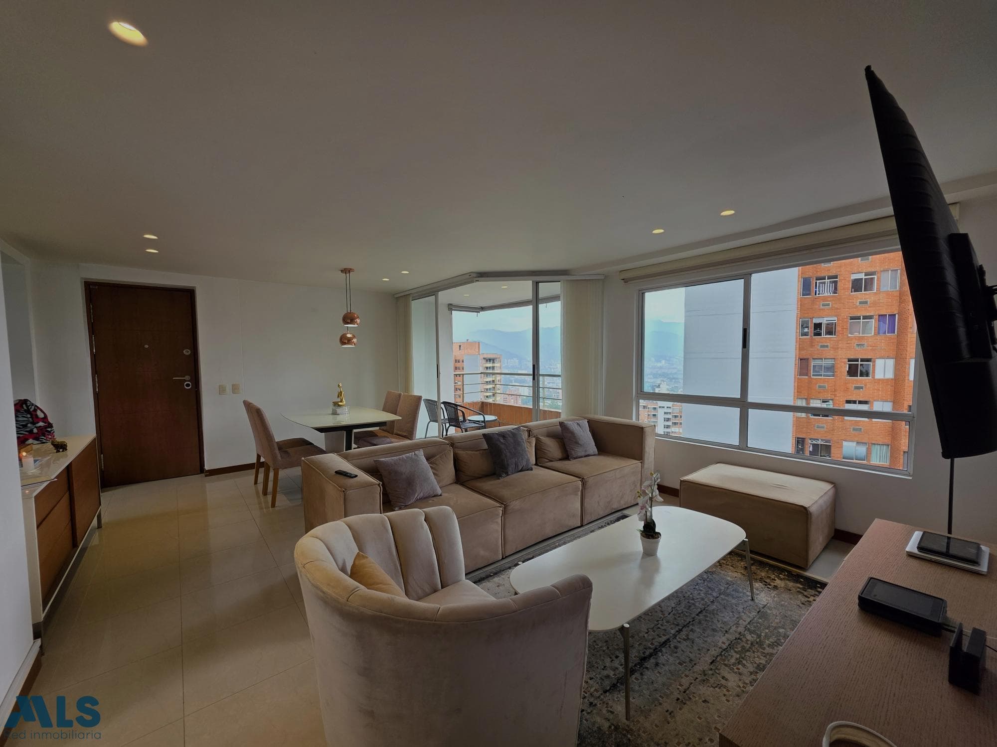 Apartamento en venta en El Tesoro, Poblado, Medellín — foto 1 de 32
