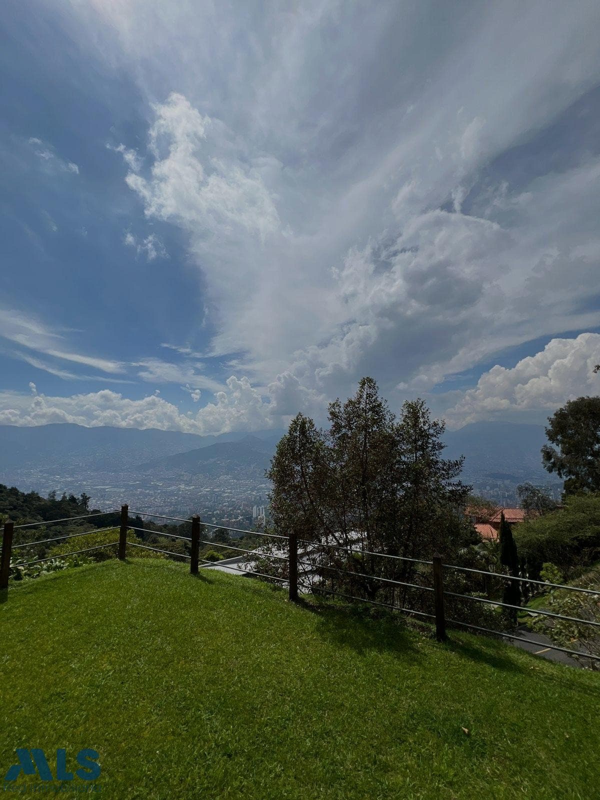 Casa en venta en Las Palmas, Poblado, Medellín — foto 1 de 51