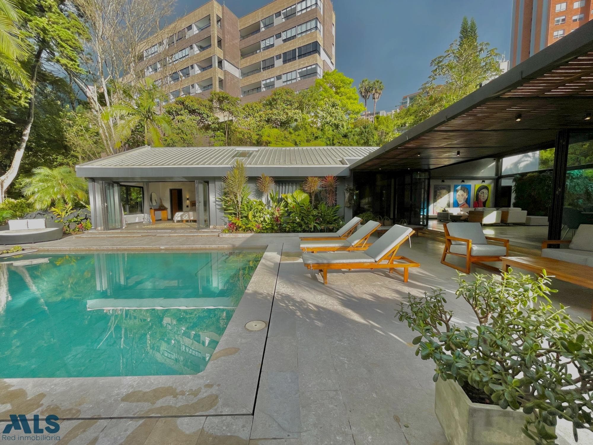 Casa en venta en El Tesoro, Poblado, Medellín — foto 1 de 51