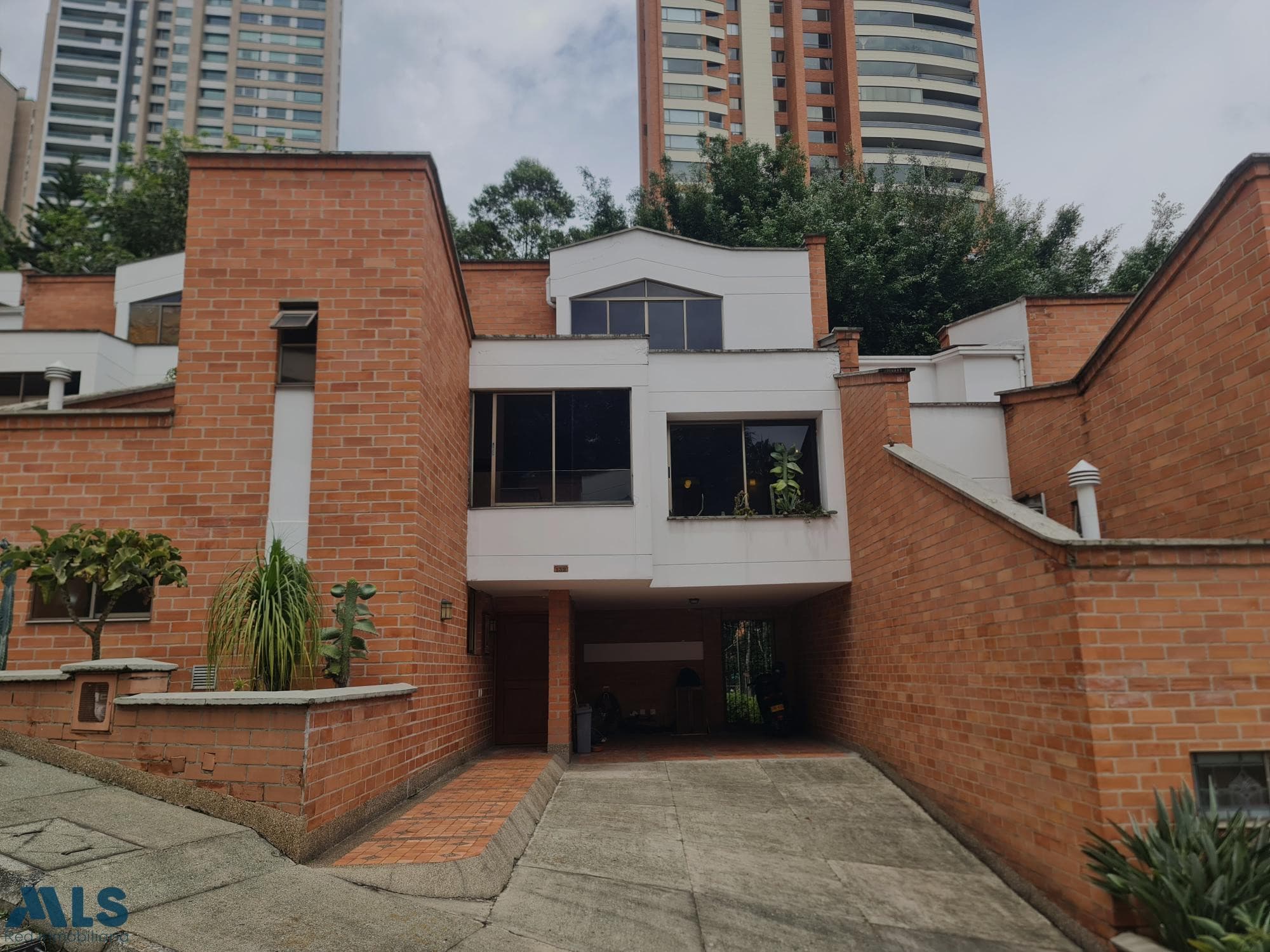 Casa en venta en Los Balsos Nº 2, Poblado, Medellín — foto 1 de 47