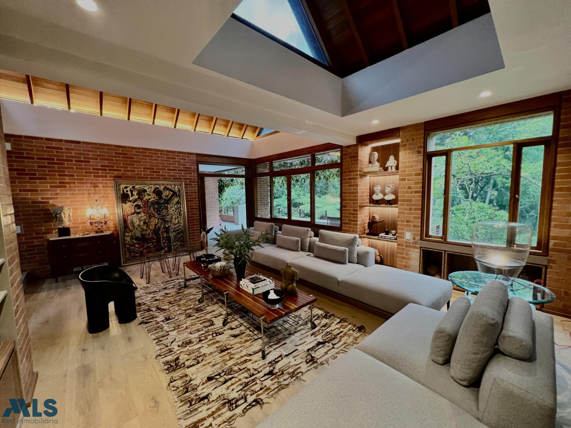 Casa en venta en La Calera, Poblado, Medellín — foto 1 de 56