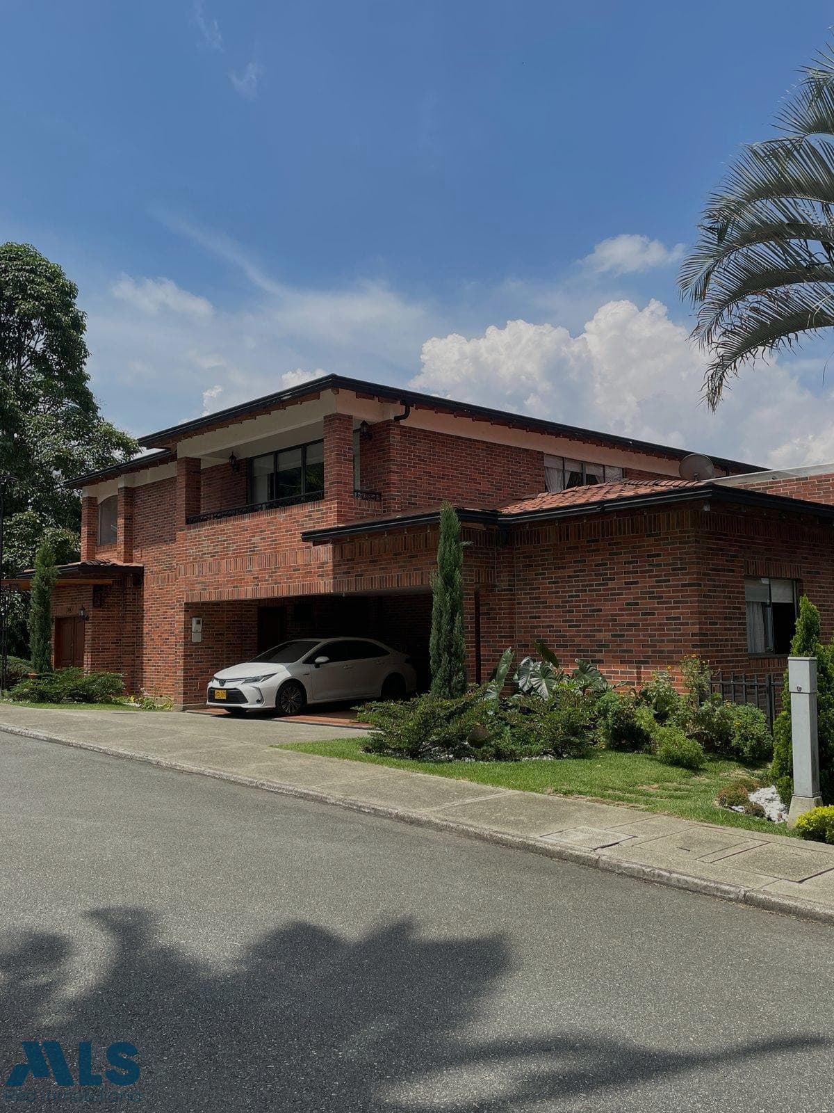 Casa en venta en Loma Cola Del Zorro, Poblado, Medellín — foto 1 de 47