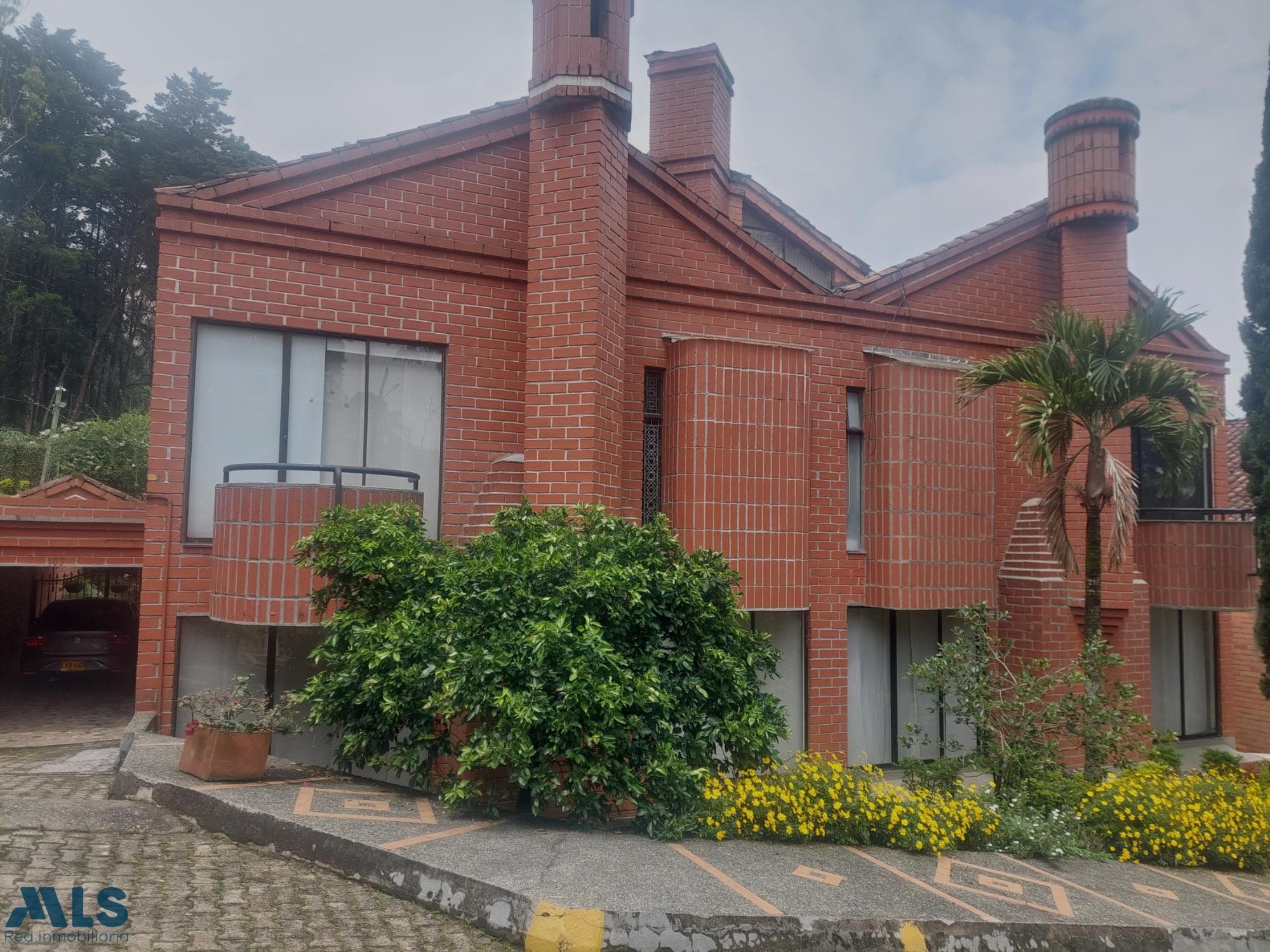Casa en venta en Loma Cola Del Zorro, Poblado, Medellín — foto 1 de 37