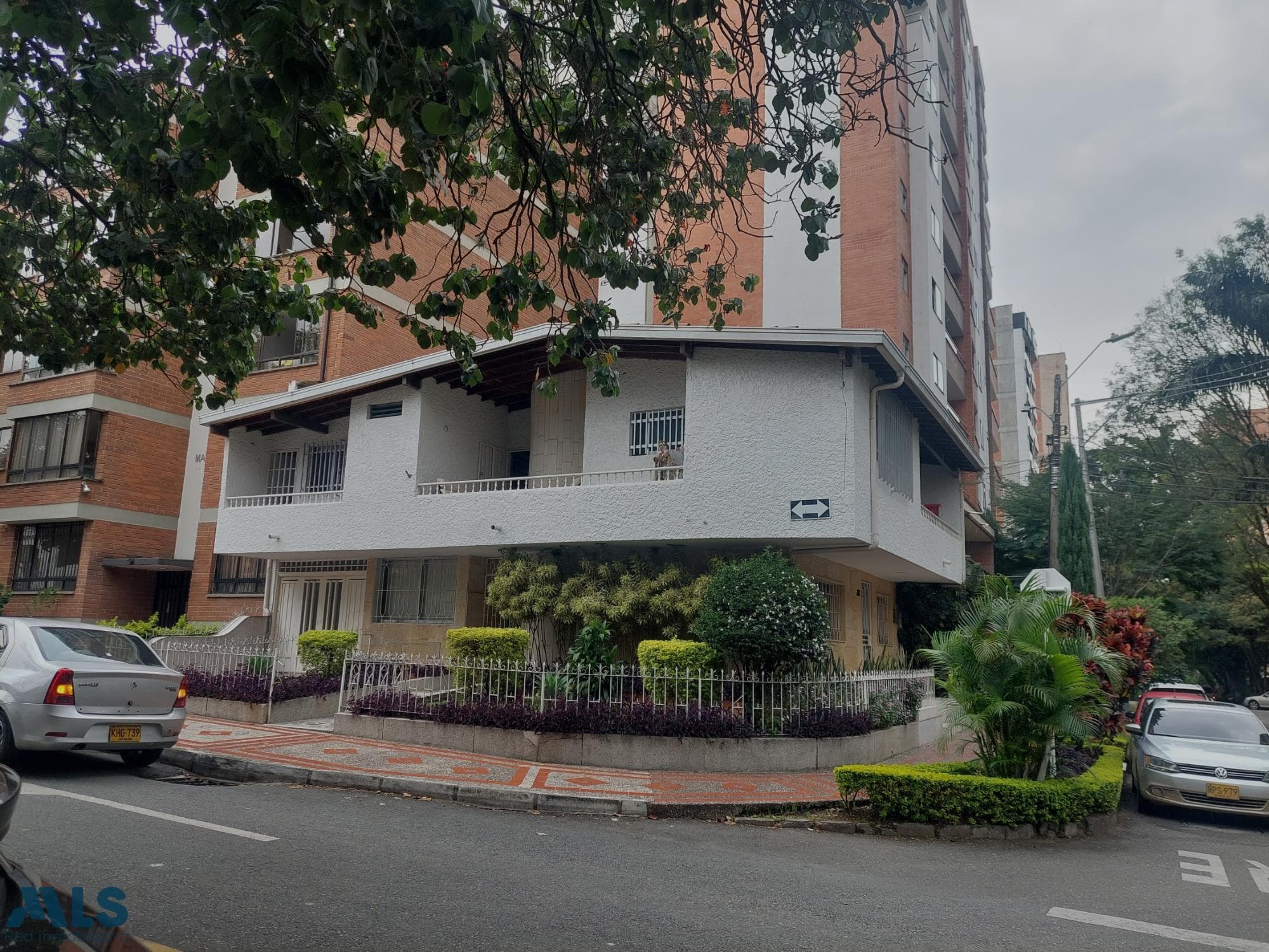 Casa en venta en Laureles, Medellín — foto 1 de 32